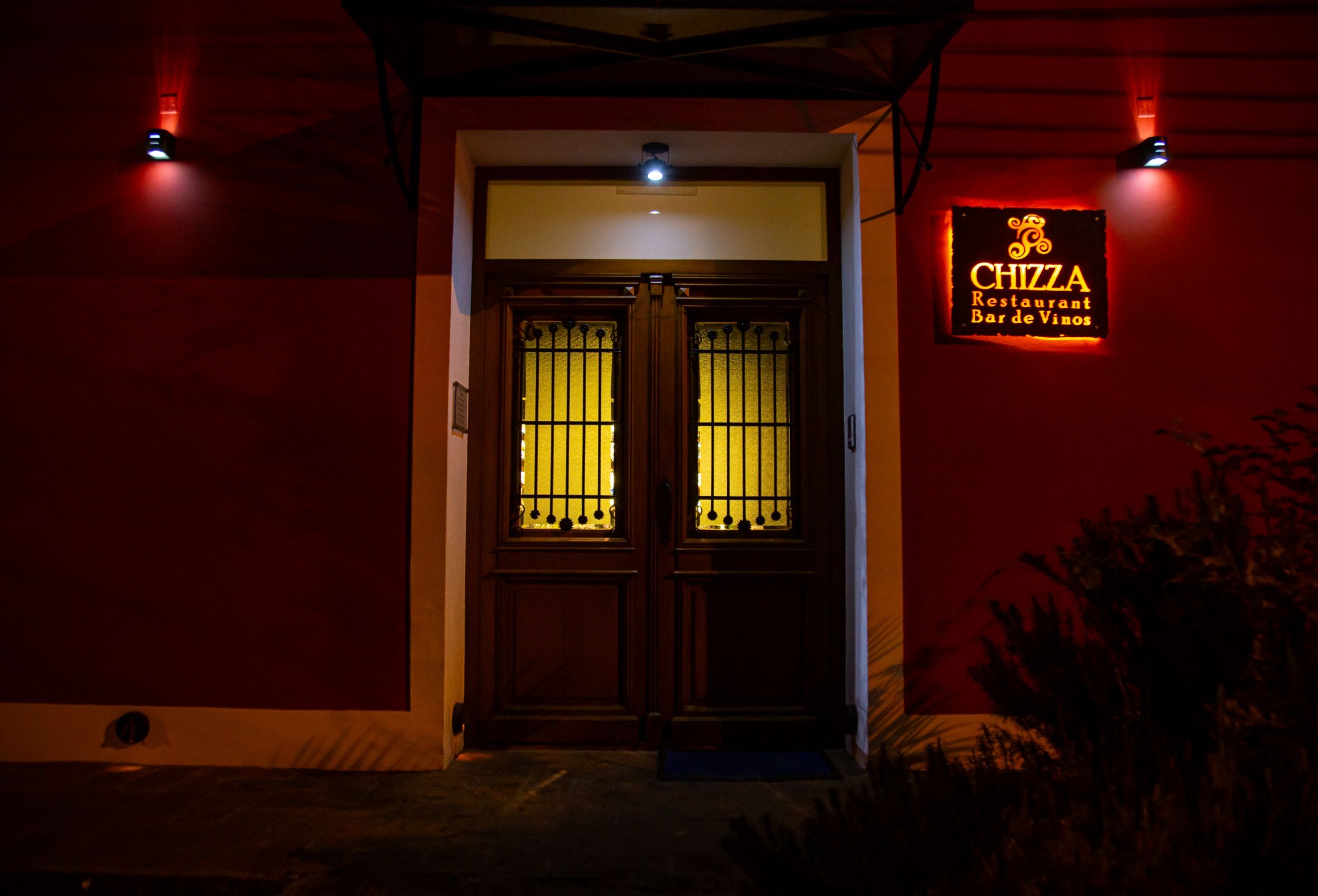 Chizza, de noche y cálidamente iluminada