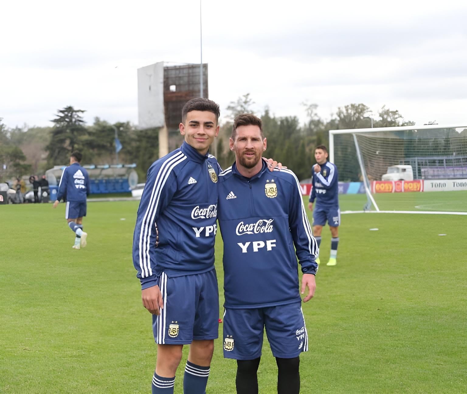 Santiago Simón y una foto con Messi en el predio de Ezeiza, en 2021