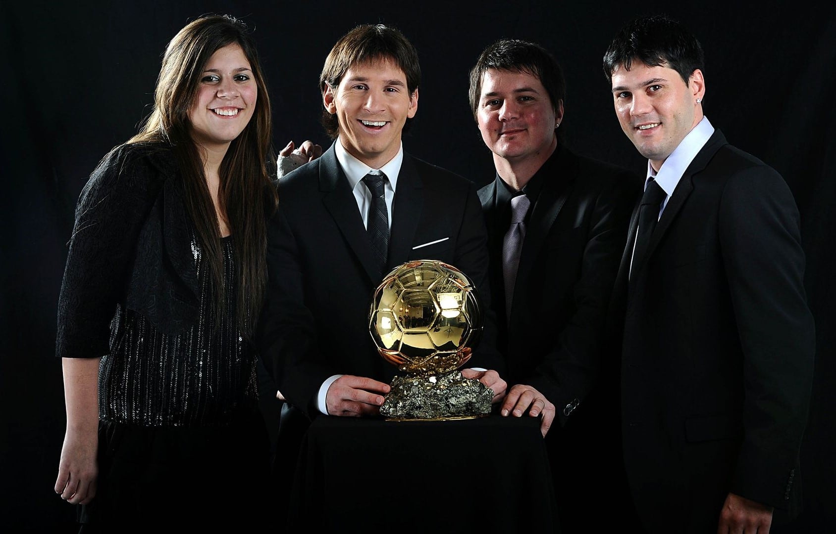 Lionel Messi con el Balón de Oro 2009, junto a sus hermanos: María Sol, Rodrigo y Matías