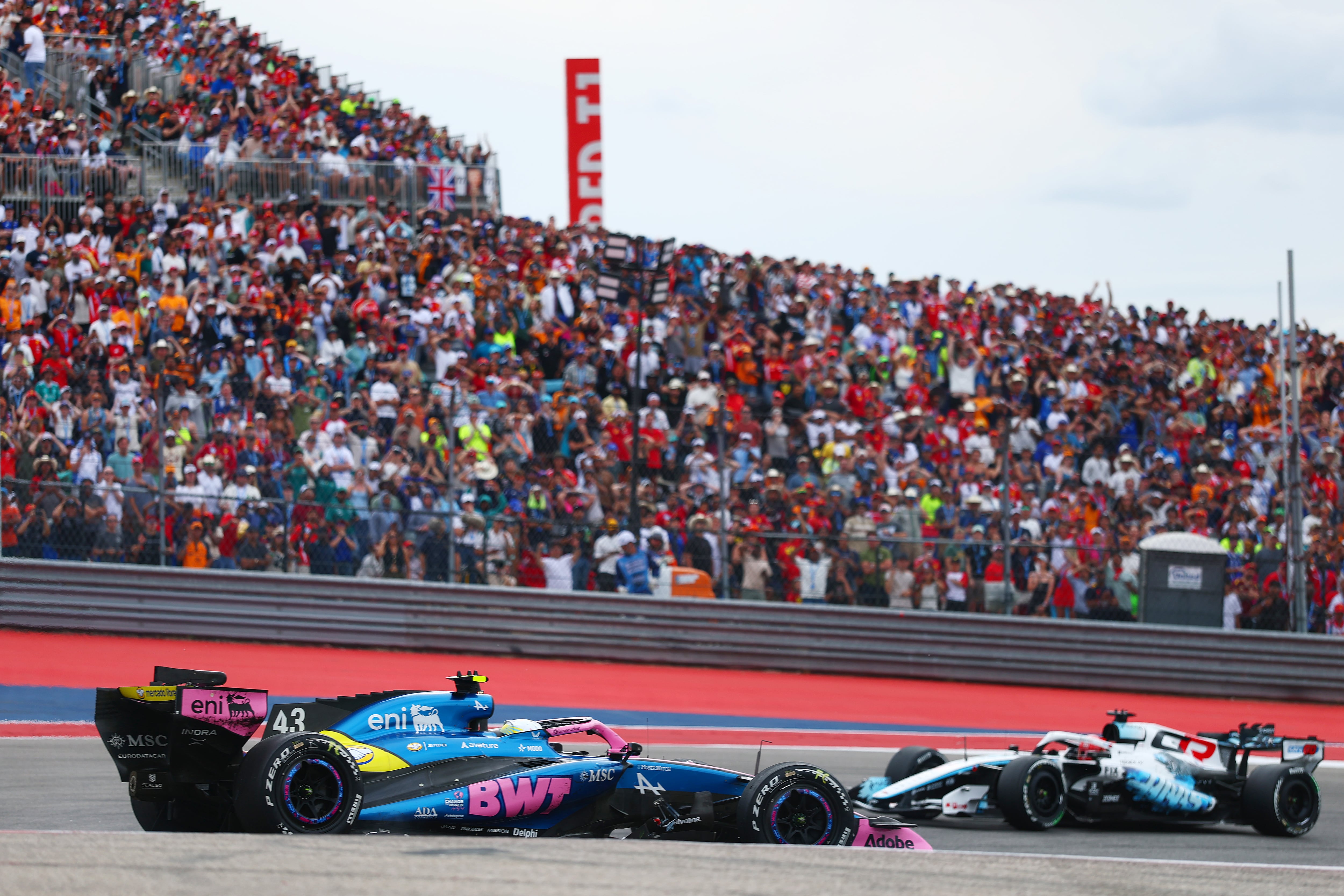 Franco Colapinto, a bordo del Alpine; detrás el francés Esteban Ocon (Photo by Bryn Lennon - Formula 1/Formula 1 via Getty Images)