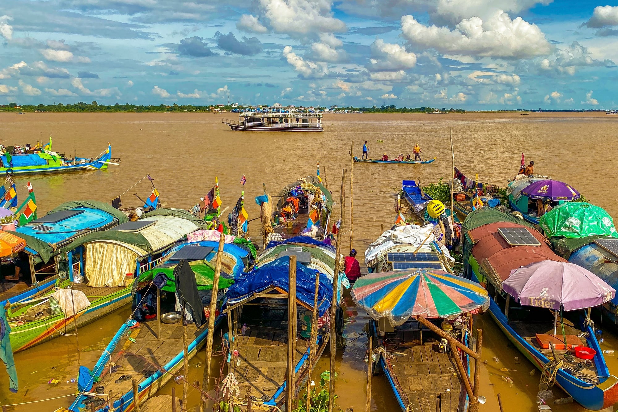 En las aguas del Mekong, sobre las costas de Camboya, los barcos de pescadores son también hogares