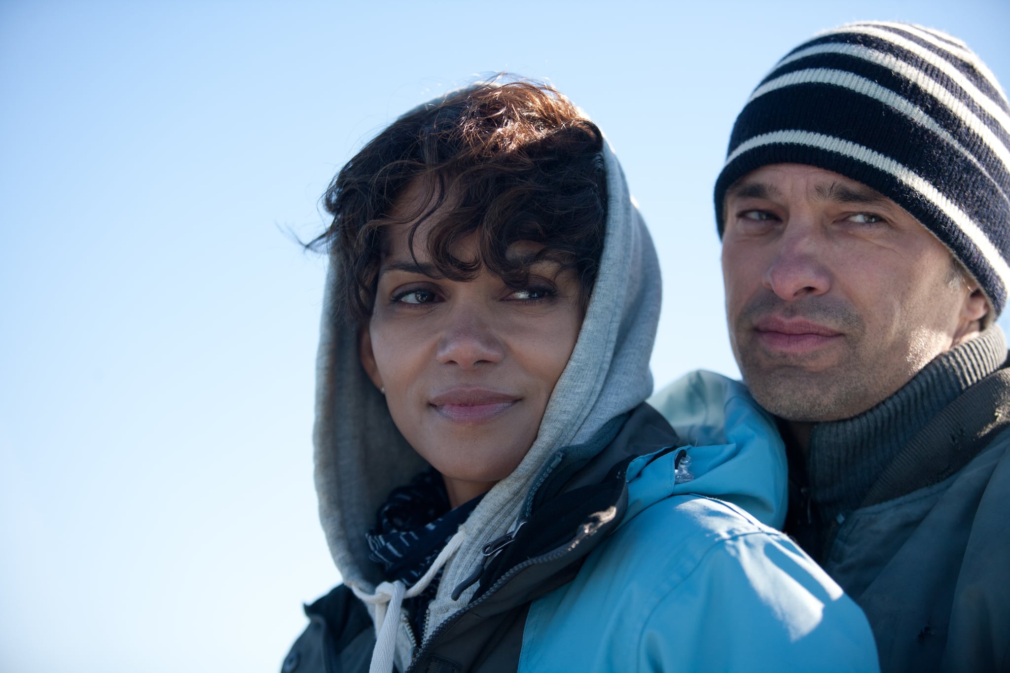 Halle Berry y Olivier Martinez en una escena de la película Aguas profundas