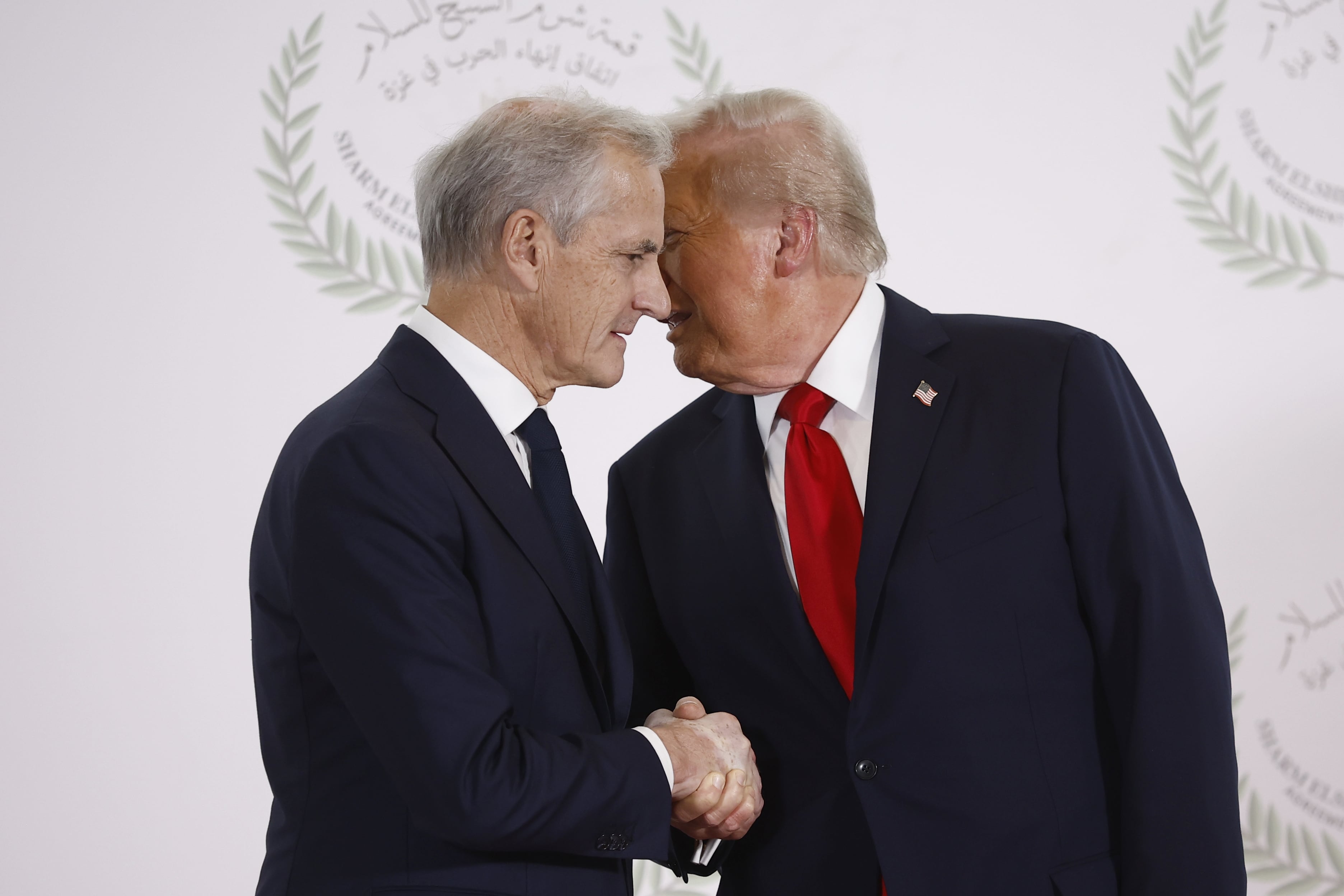El presidente de Estados Unidos, Donald Trump, y el primer ministro de Noruega, Jonas Gahr Store, se estrechan la mano durante la foto de grupo de la Cumbre Internacional de Paz en Sharm el Sheij, Egipto, el 13 de octubre de 2025