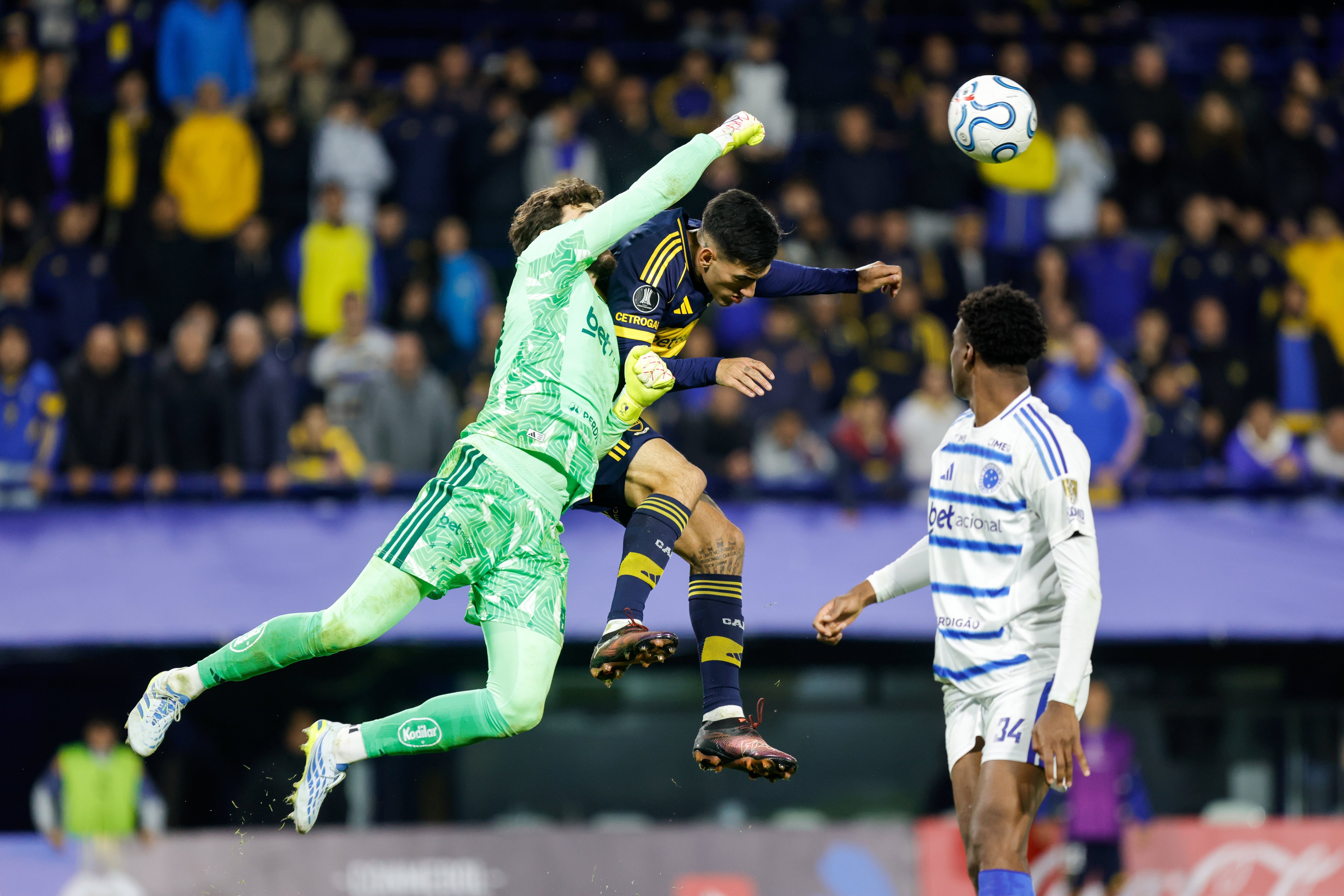 Otávio, de 20 años, se luce en las alturas; el arquero se lució en el 1-1 entre Boca y Cruzeiro, en la Bombonera