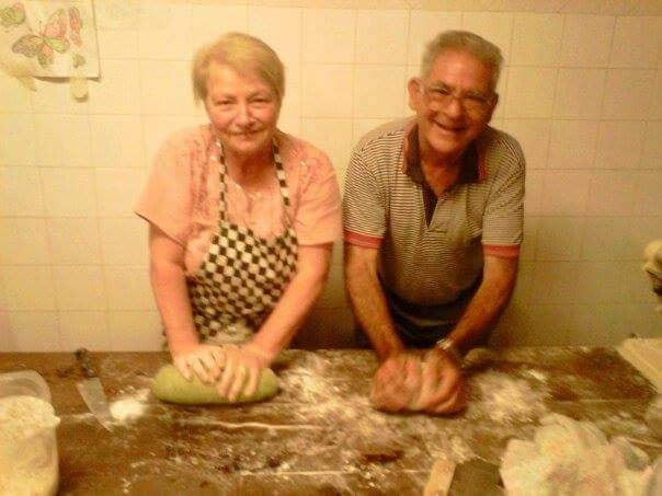 Anna y Antonio amasando en la cocina del restaurante