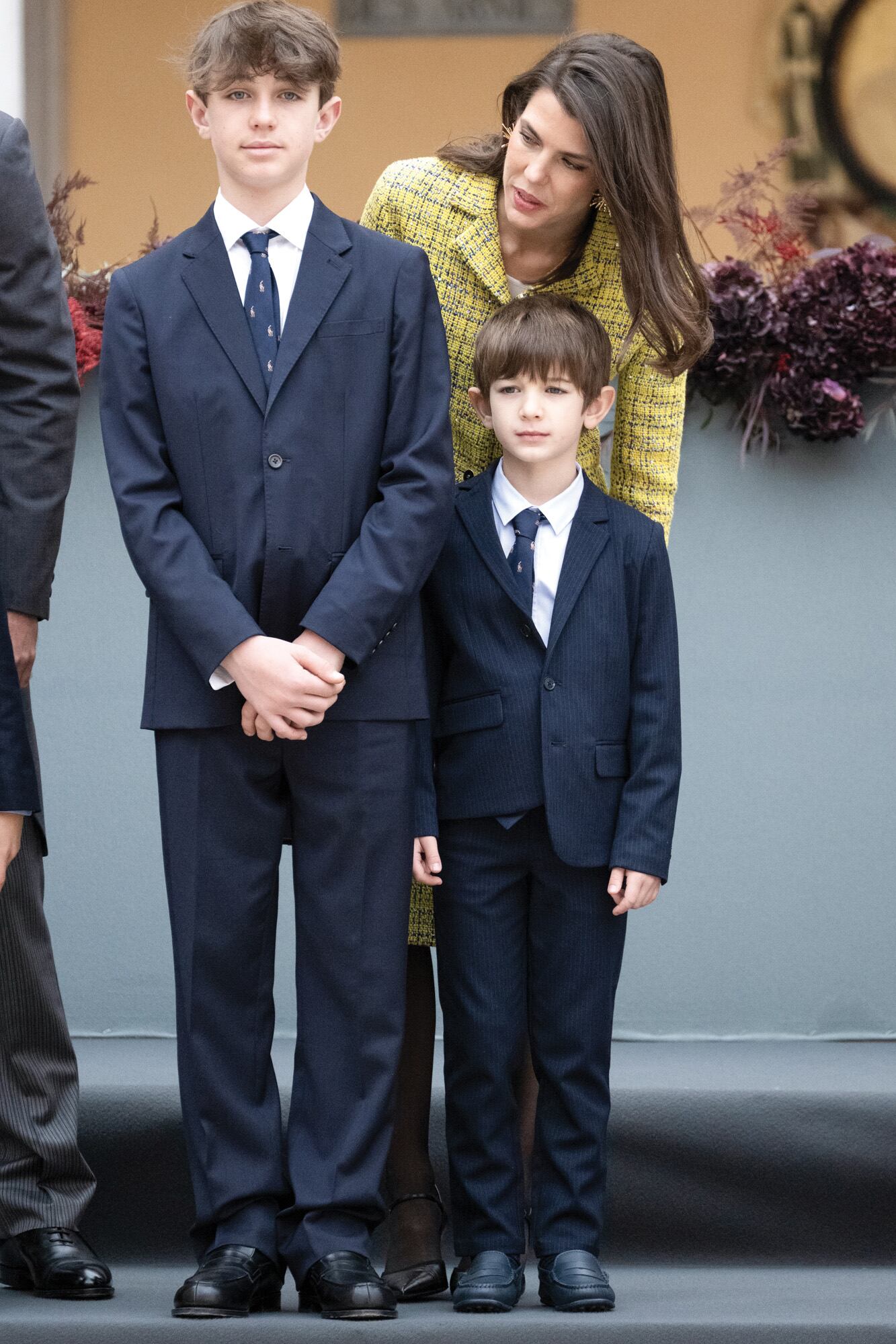 Charlotte, con sus dos hijos Raphaël Elmaleh
(que tuvo con el actor Gad Elmaleh) y Balthazar
Casiraghi-Rassam (de su matrimonio con Dimitri
Rassam), que protagonizó un momento simpático del día cuando notaron que se había abrochado mal el saco
