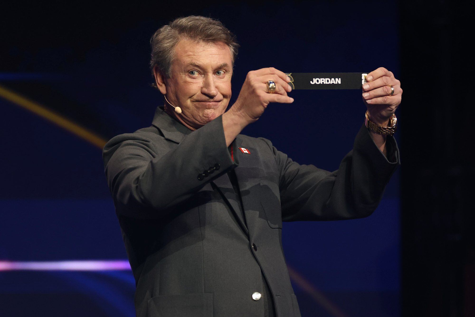 El entrenador de la NHL, Wayne Gretzky muestra al último rival de la Scaloneta
