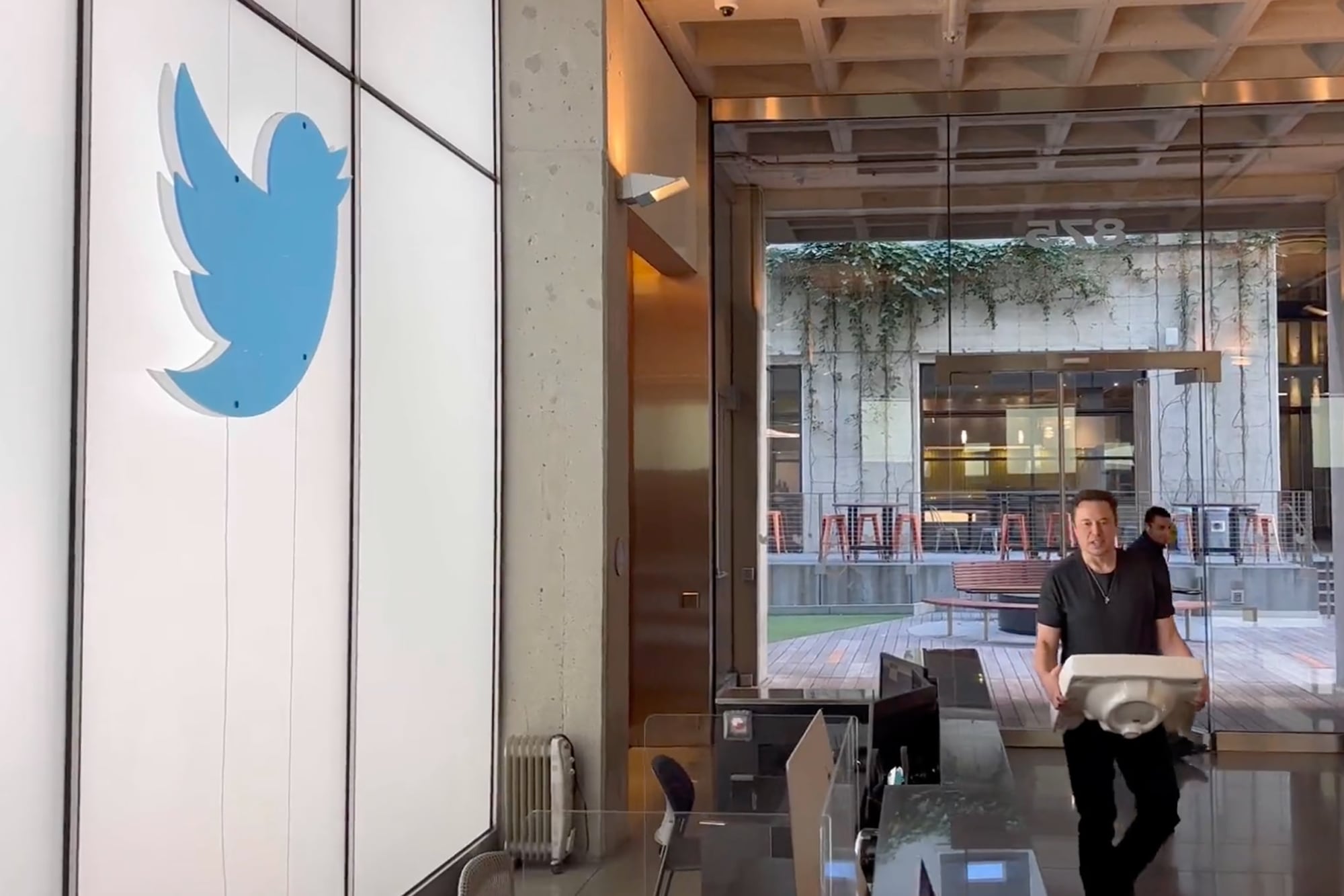 Elon Musk, flamante dueño de Twitter, entró a las oficinas de Twitter con una bacha en la mano
