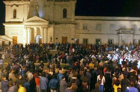 La marcha terminó frente a la Iglesia del Carmen de Carmen de Patagones