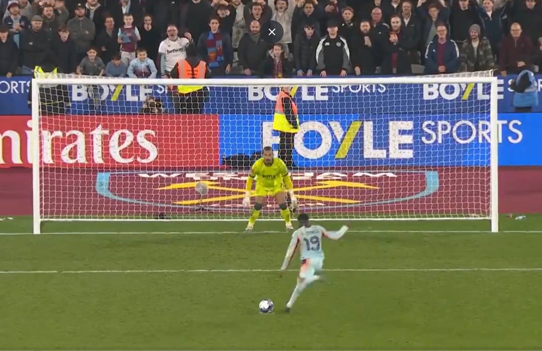 Picó un penal para Brentford, le salió mal y terminó clasificándose el West Ham de Taty Castellanos