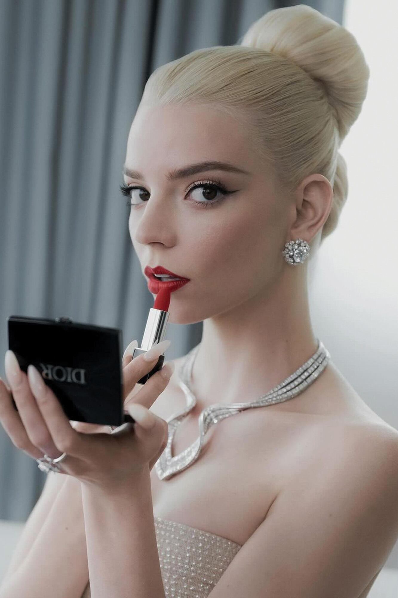 Como embajadora de Dior, la actriz se lució en el Festival de Cannes con diseños de Maria Grazia Chiuri y maquillaje de la línea beauty de la casa francesa.