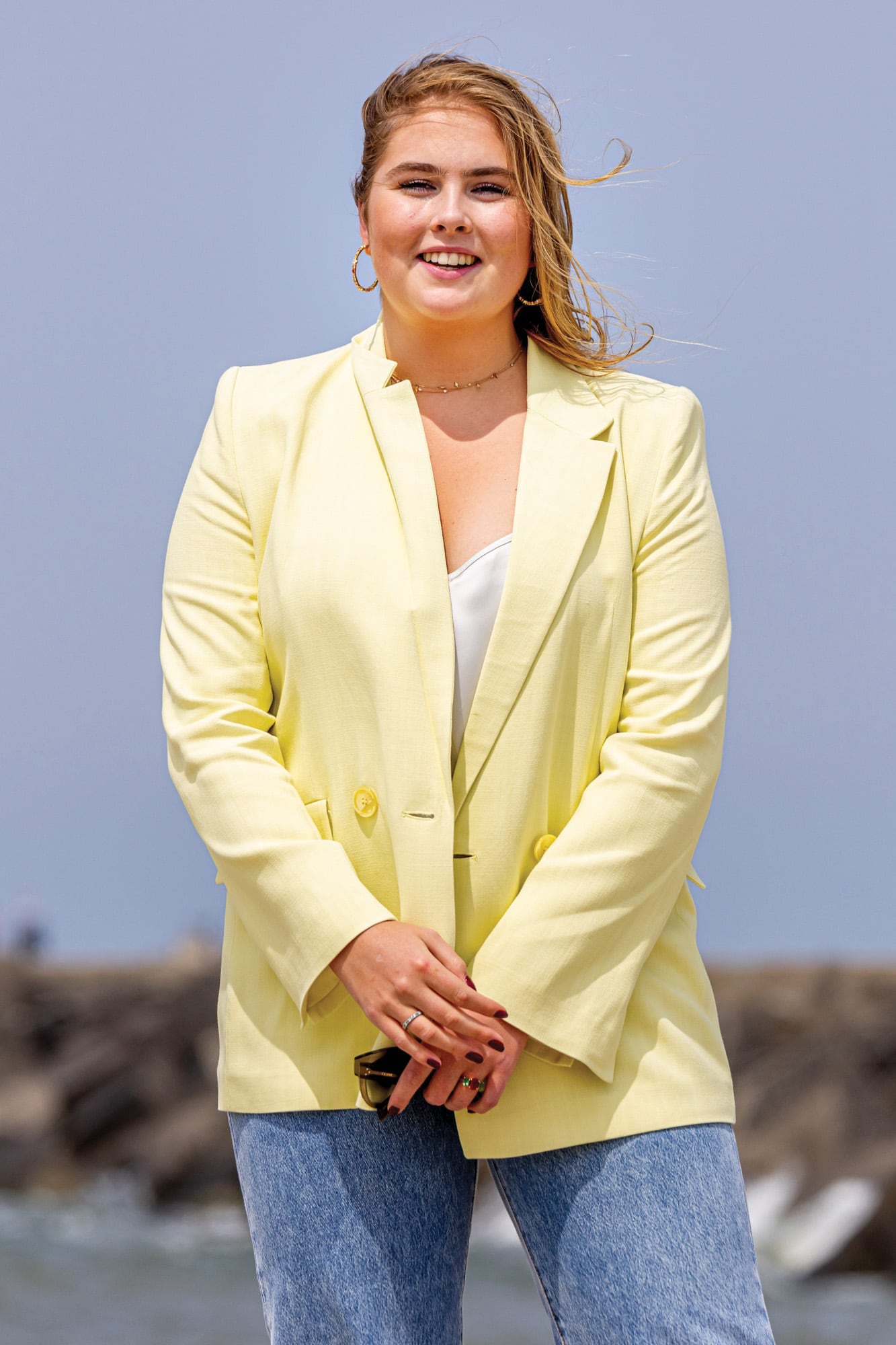 Para esta foto, tomada en Zuiderstrand, en junio, de 2023, con saco sastrero, jeans y aros de Franky Amsterdam