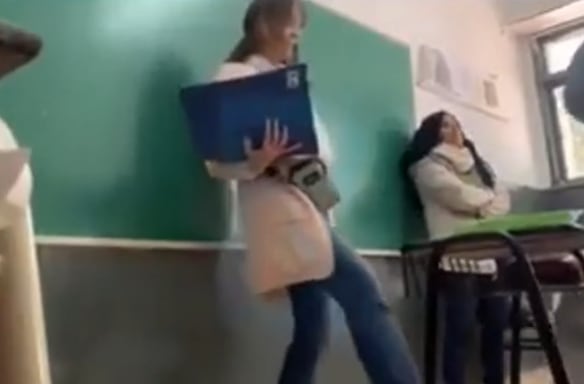Un alumno de 17 años atacó a su profesor en Tandil y le fracturó la mandíbula de una trompada La directora de un colegio secundario reacción pateando un banco frente a los alumnos
