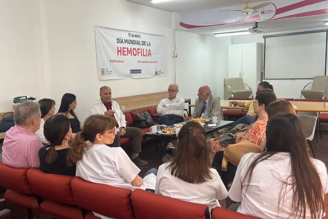 Miembros de la fundación se reúnen con representantes de la Federación Mundial de Hemofilia