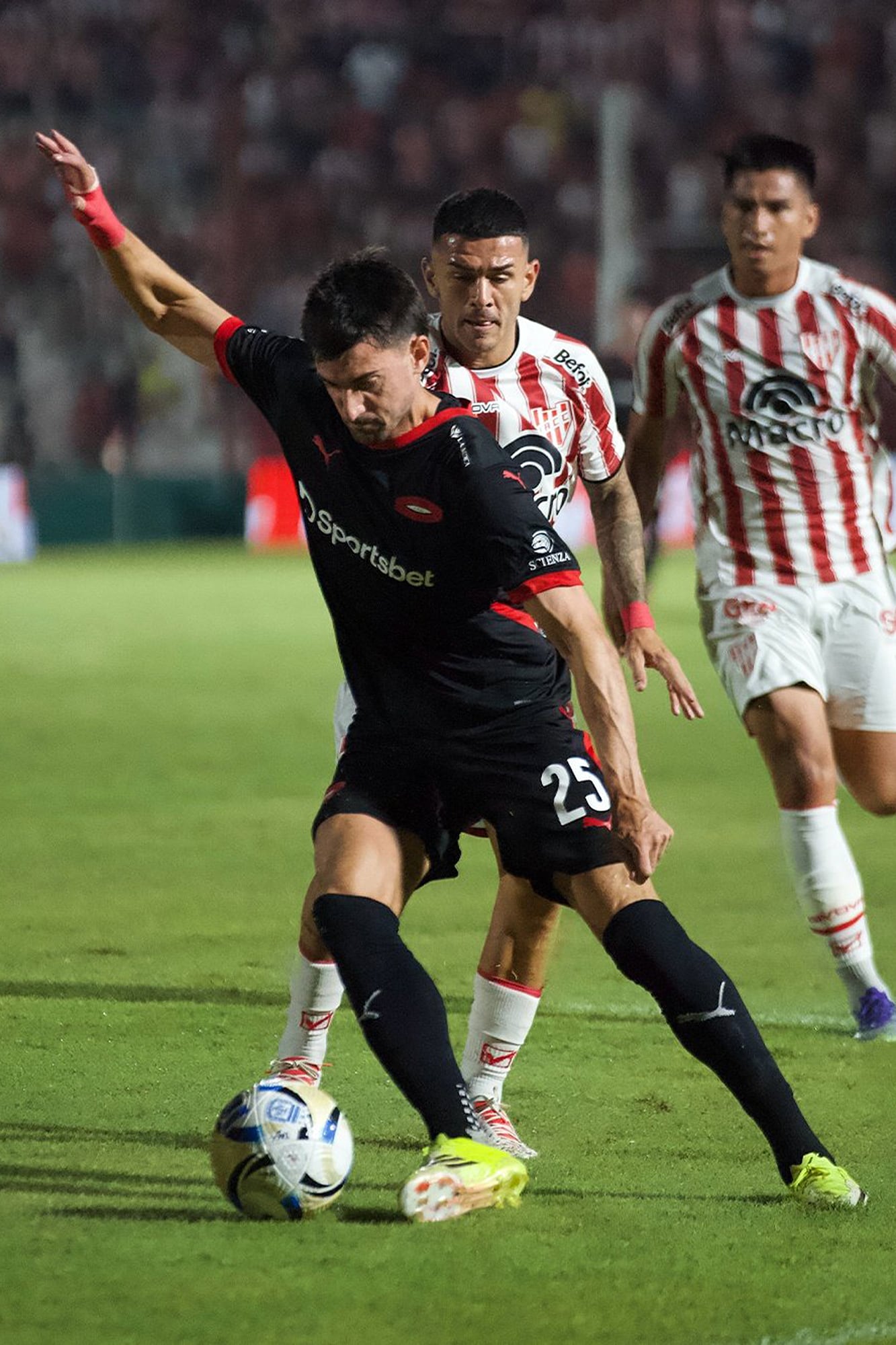 Ignacio Pussetto maniobra en ataque: el Rojo tiene una idea para atacar, pero carece de solidez para defender y sufre los resultados