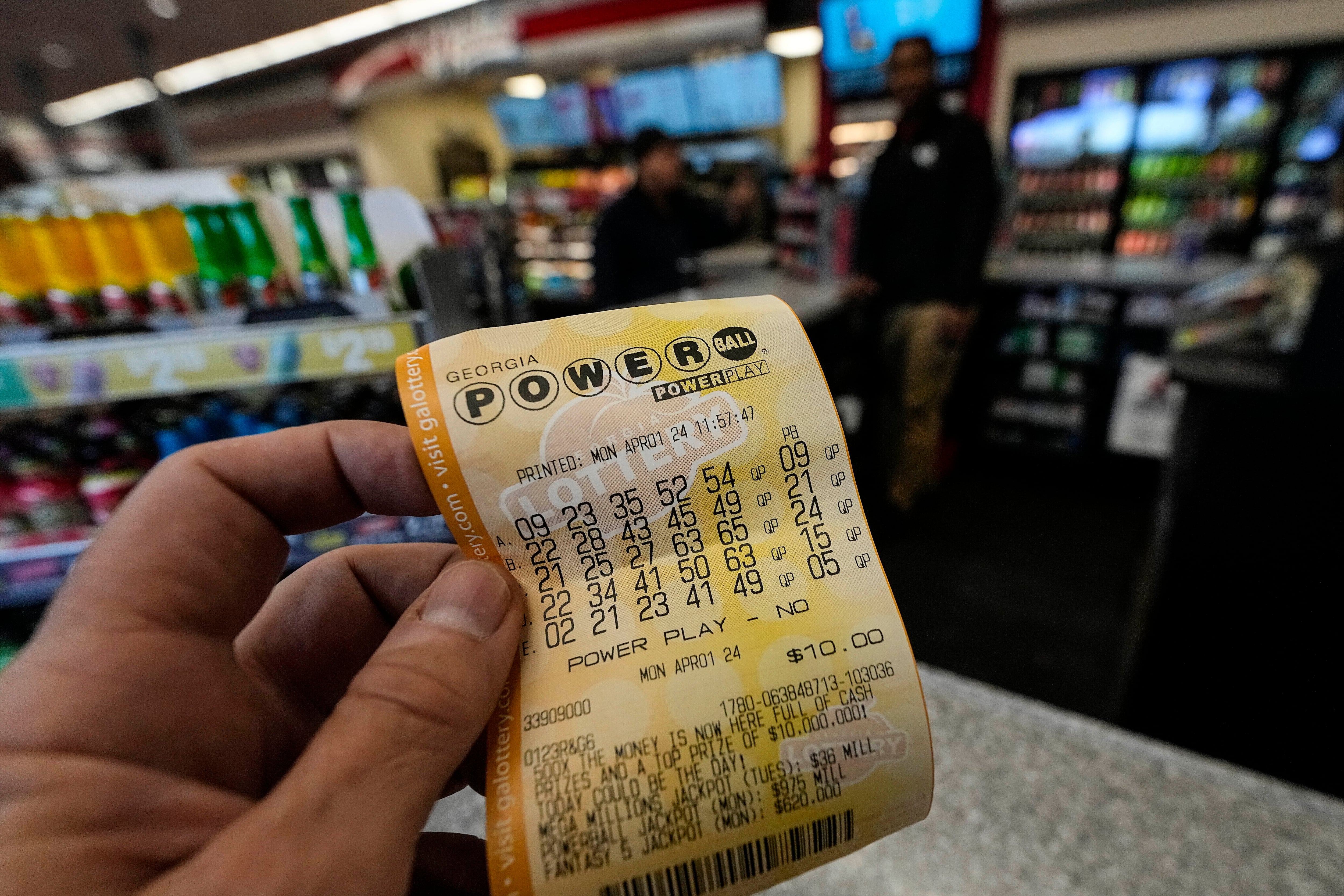 Una mujer ganó una fortuna gracias al error que cometió un cajero de la loteria