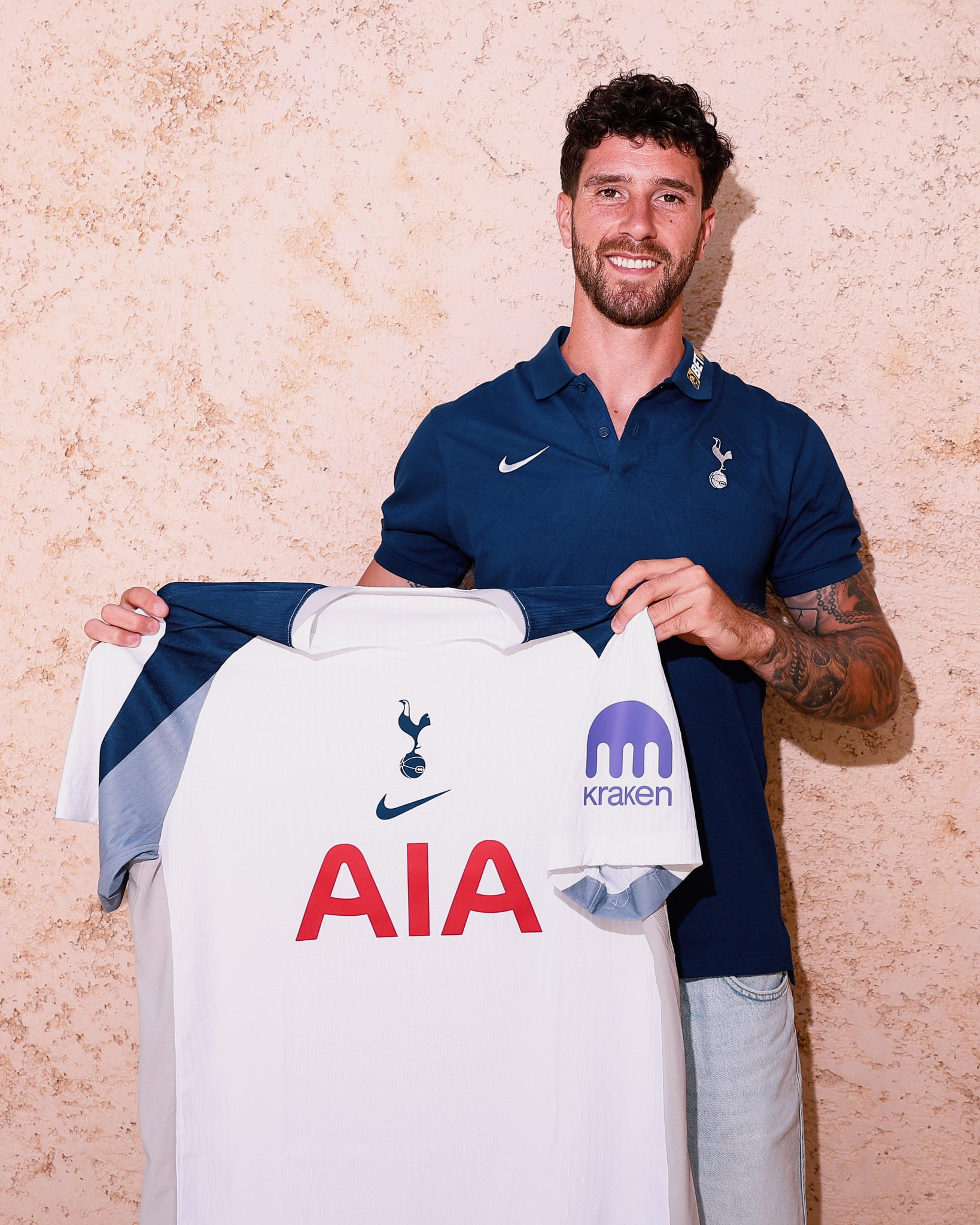 Marcos Senesi utilizará la número 5 en Tottenham