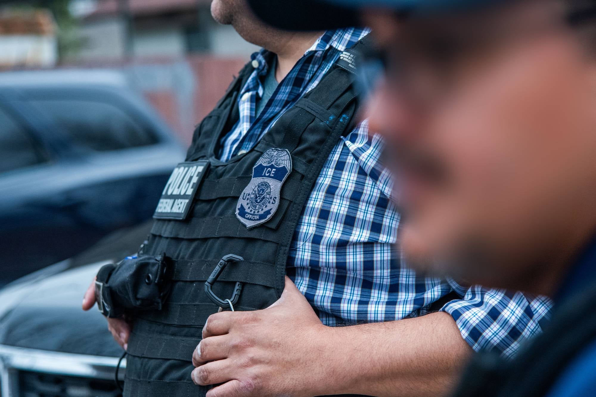 La estrategia del ICE y la CBP para camuflarse y detener a inmigrantes en EE.UU.