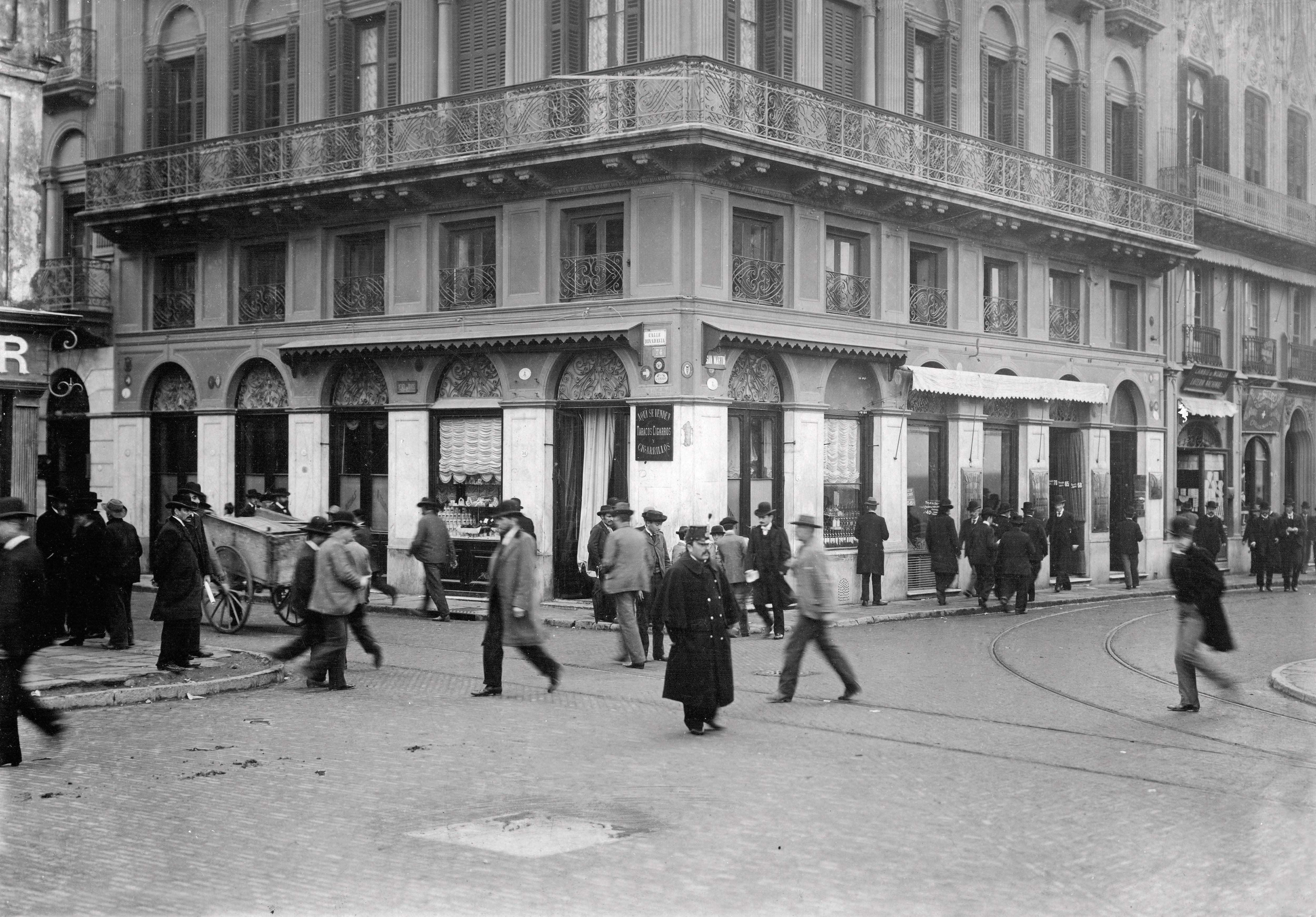 Antes de que se abriera la Diagonal Norte hubo, en el cruce de Rivadavia y San Martín, una piedra que recordaba el lugar donde Garay fundó Buenos Aires, ca. 1900