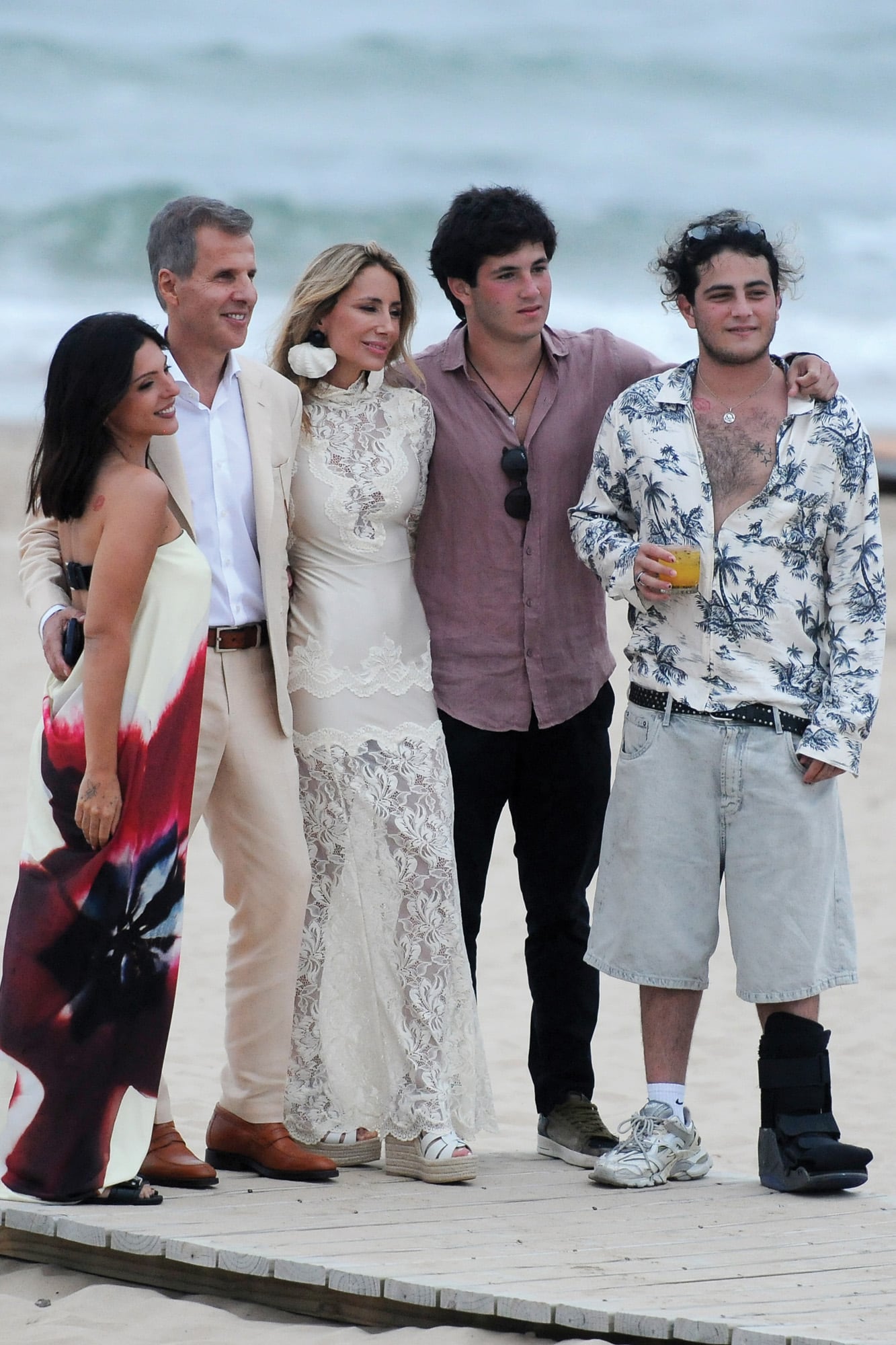 La cumpleañera, Lulú, posa junto a Martín Redrado, la hija de él, Martina (fruto del primer matrimonio del economista con Ivana Pagés) y los dos hijos de ella, Florencio y Santos “Chino” Moneta (de su matrimonio con Raulito Moneta)