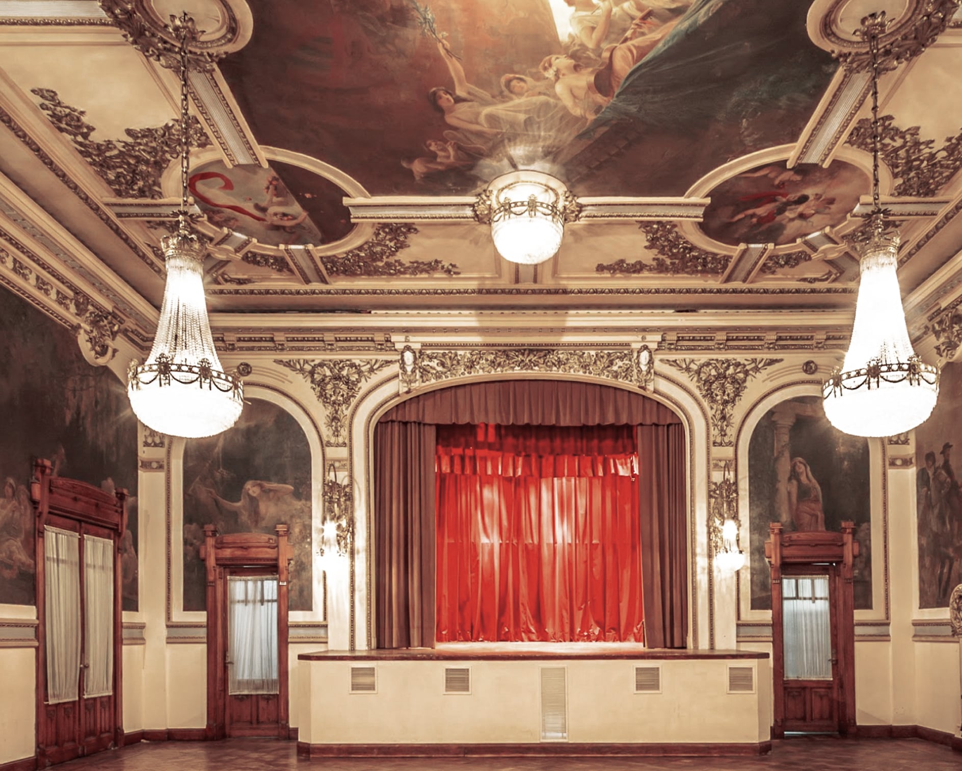 Escenario del salón Imperial en el primer piso