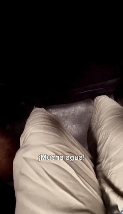 El agua ingresó de golpe en el barco y aumentó la tensión del viaje