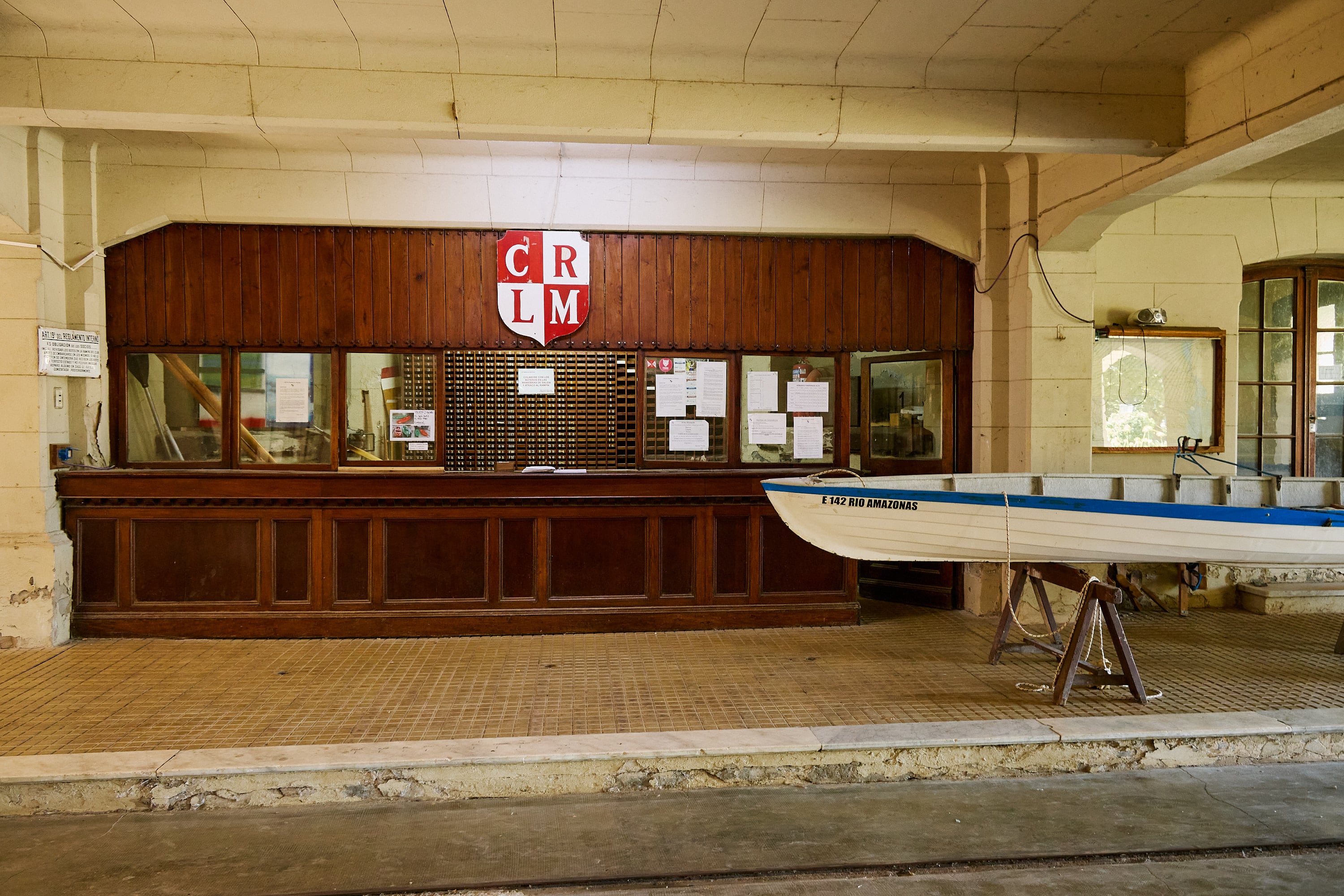 La botería cuenta el cambio de época: cuando el club tenía 4500 socios, había empleados que recibían carnets y alcanzaban los botes hasta la rampa. Después de la crisis de 2001, se perdieron más de 3500 socios y el movimiento nunca volvió a ser el mismo