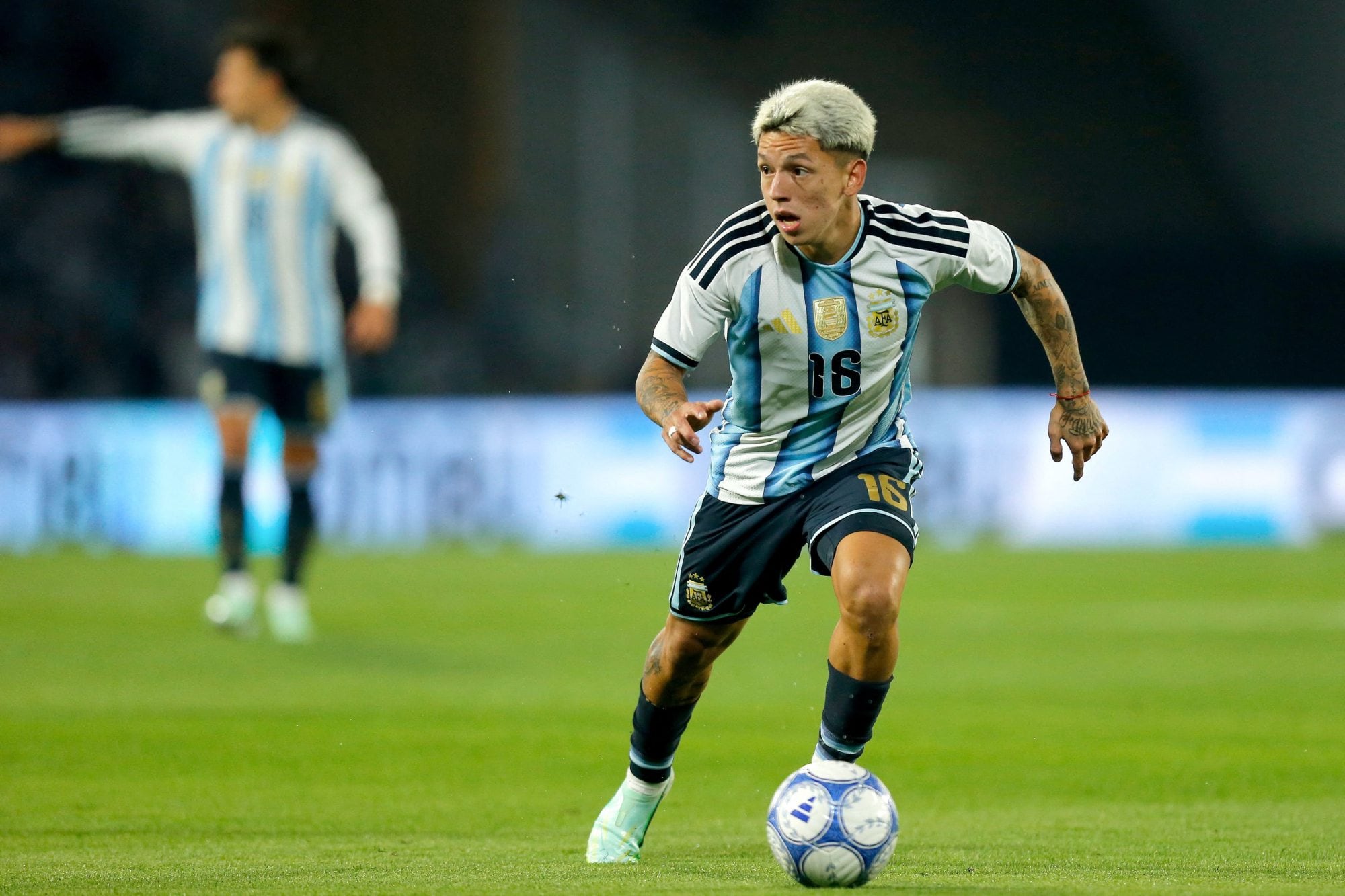 Gianluca Prestianni lleva la pelota, muy activo en el inicio