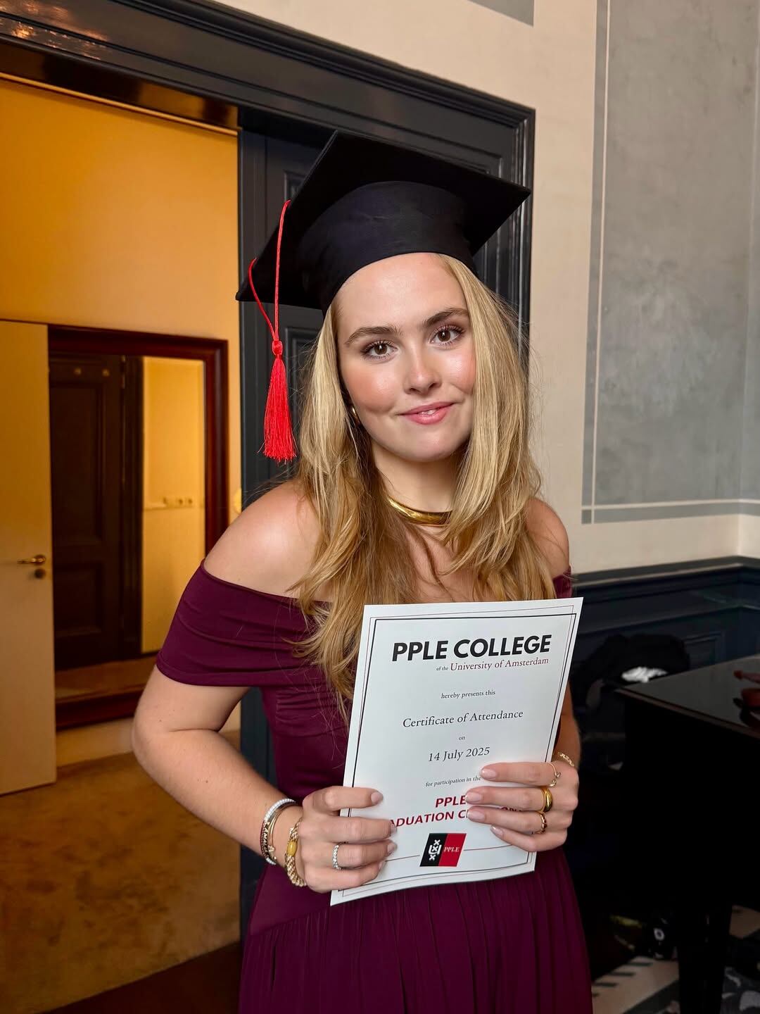 Amalia de Orange posa con su primer título título de grado