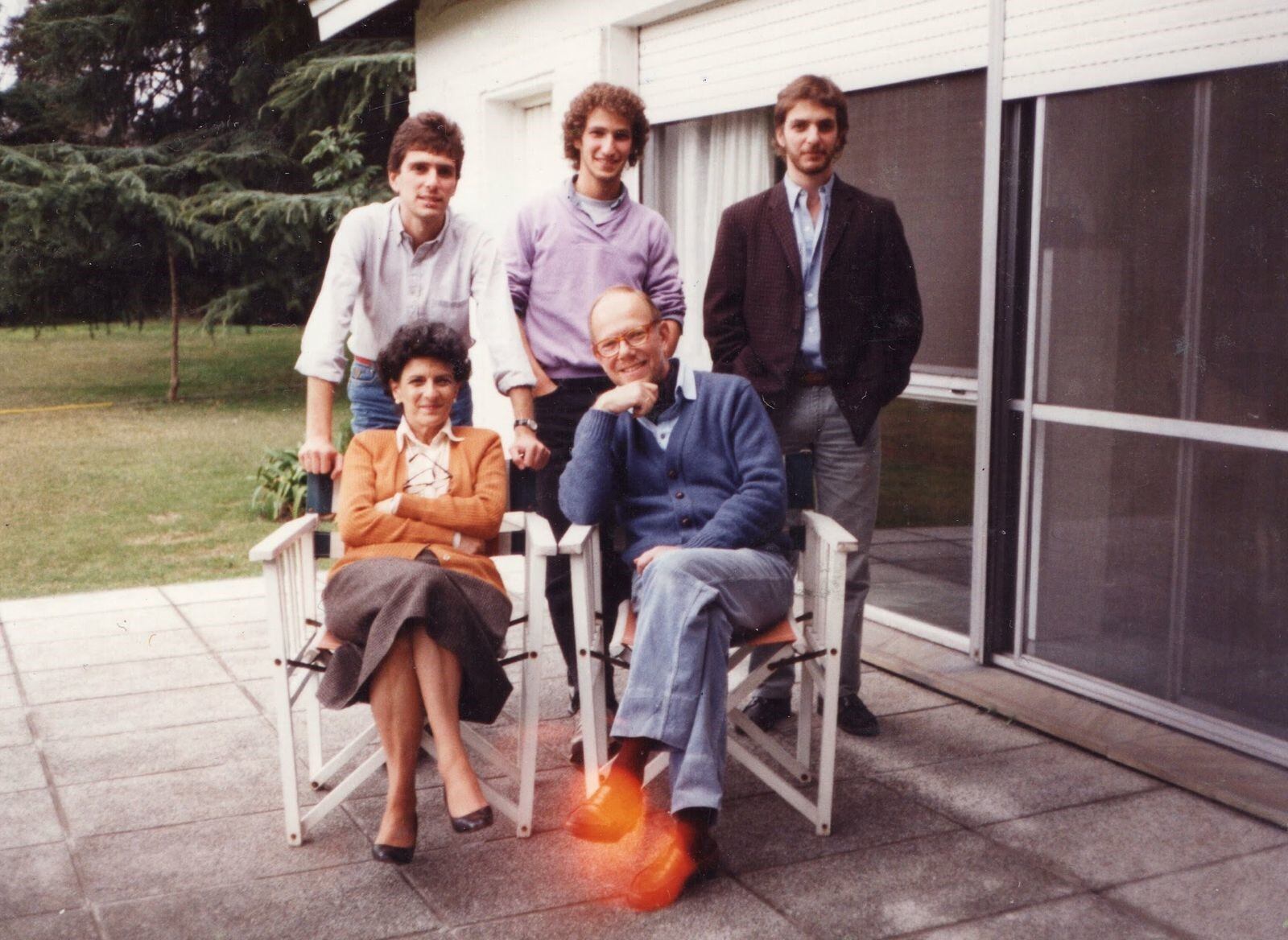 Marion Eppinger y Jorge Helft en la década de 1980 con sus tres hijos: Nicolás, Daniel y Miguel