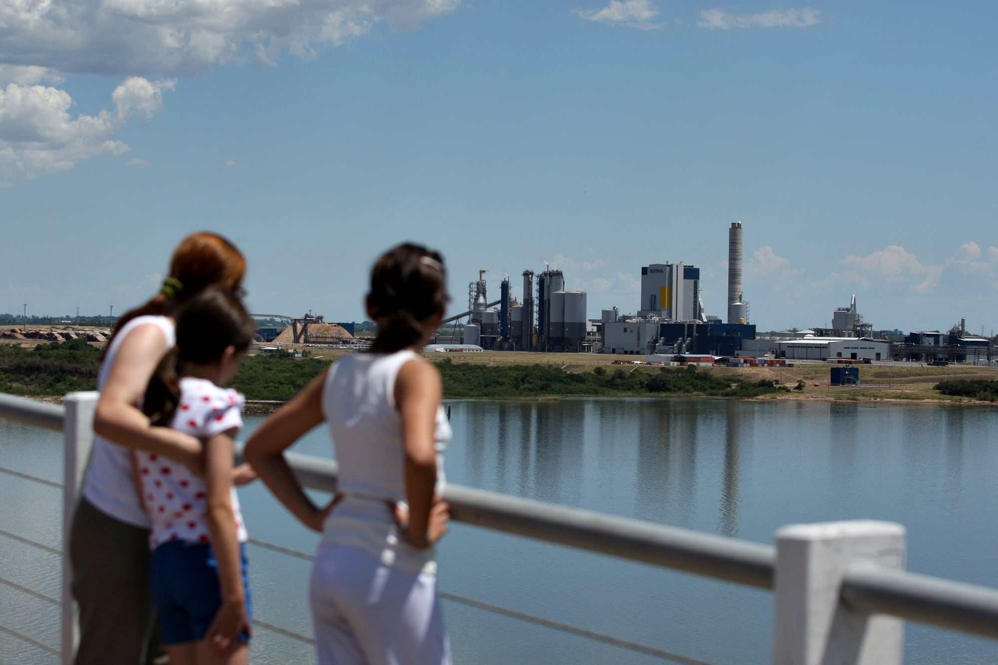 La papelera ex Botnia, actual UPM, vista desde el puente de Gualeguaychú
