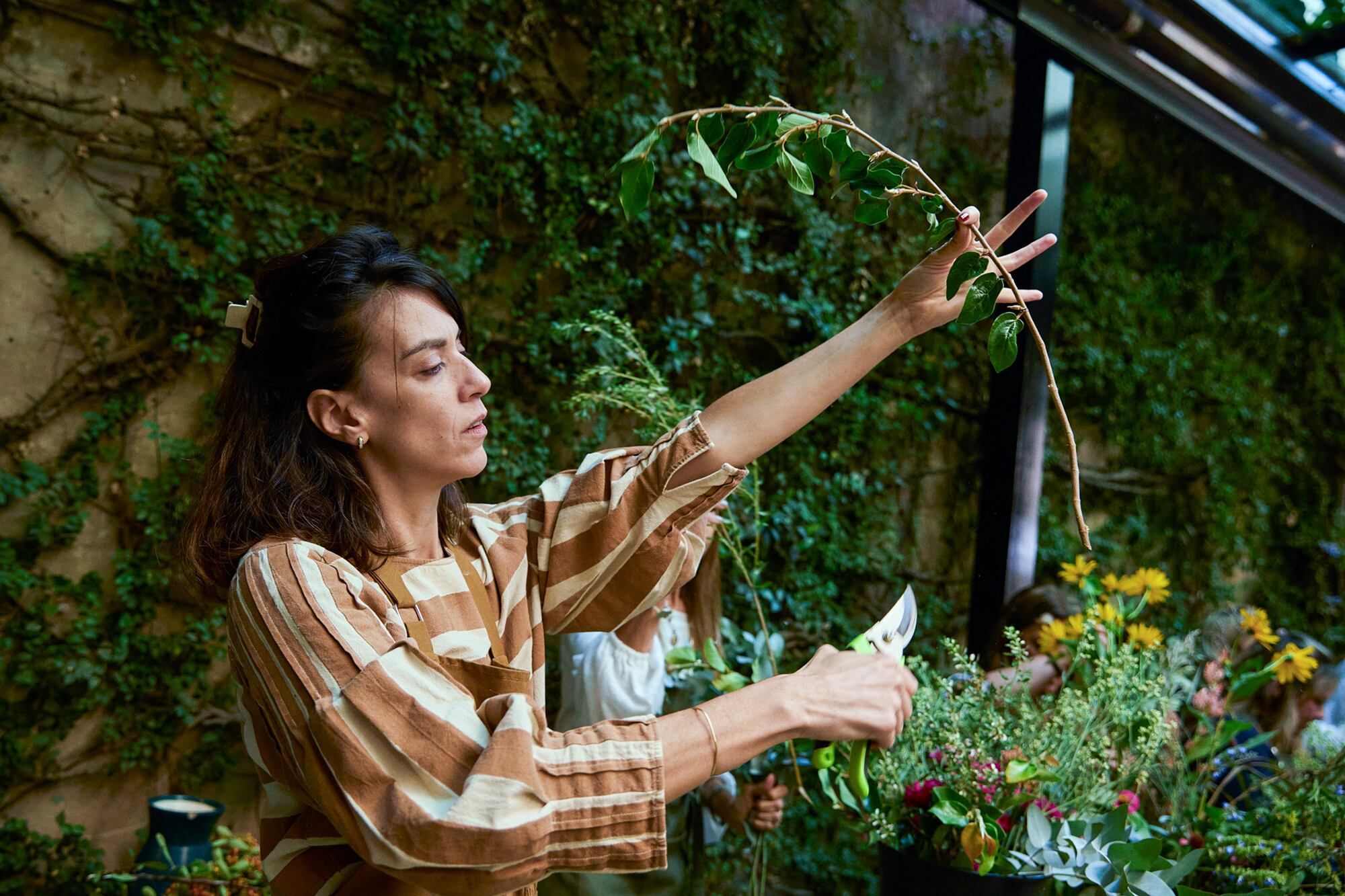 La florista Camila Gassiebayle demuestra en vivo la importancia de sacar sacar todas las hojas del tallo. 