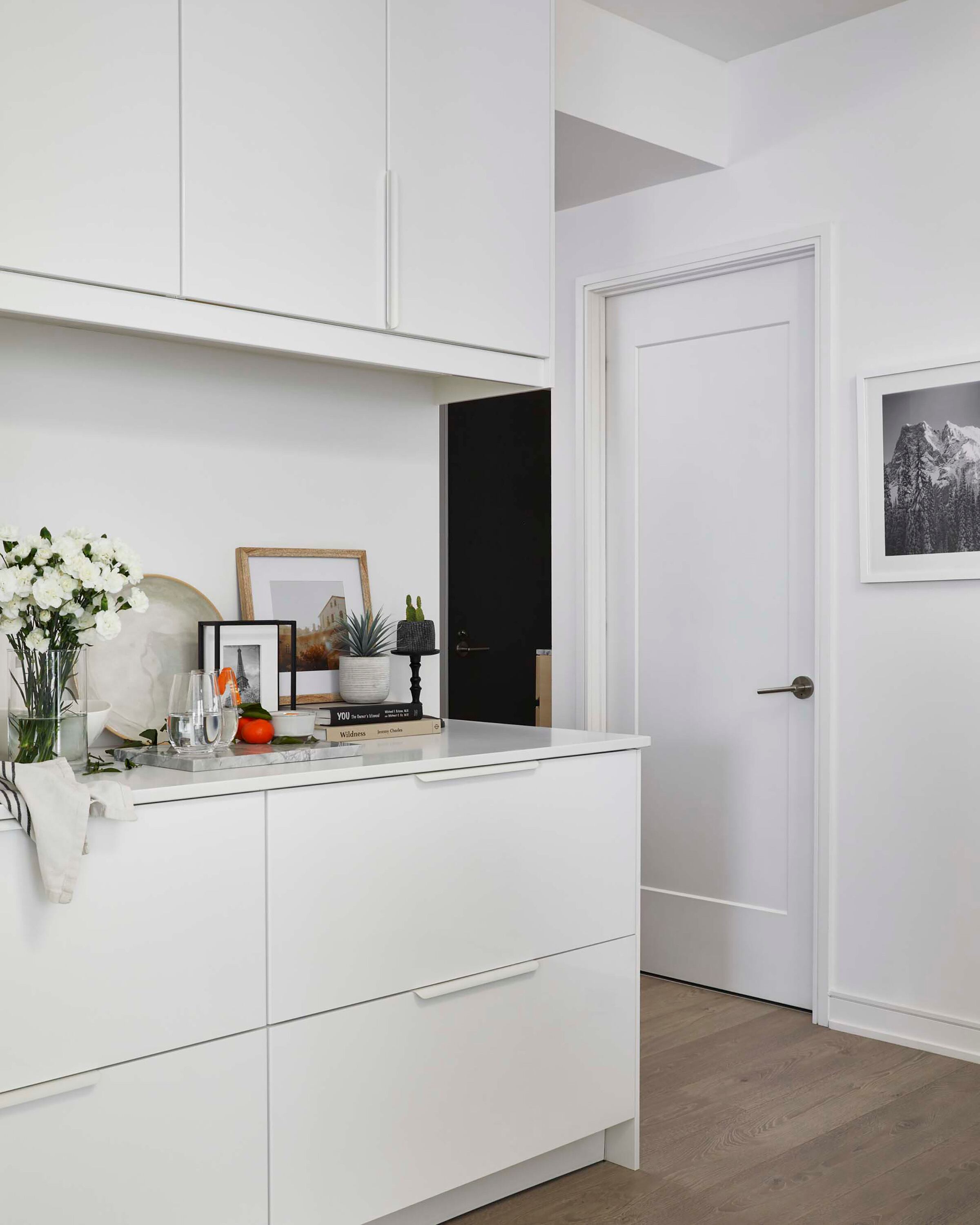 Mix entre cocina y escritorio, el mueble diseñado por el estudio reúne muchas funciones.