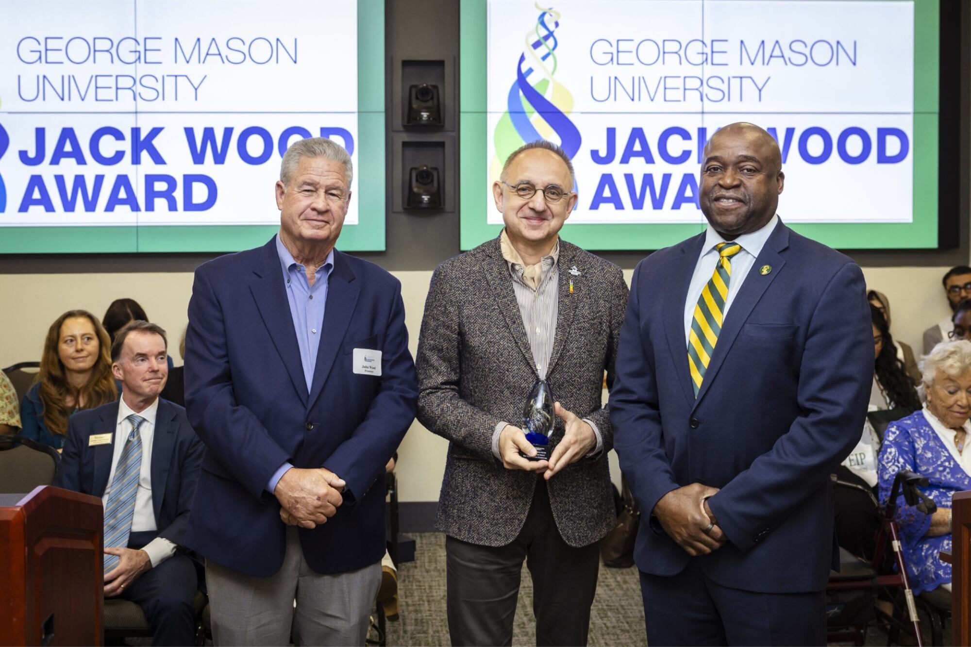 El presidente Takis Karantonis (al medio de la foto) afirmó que la medida fortalecerá la confianza de la comunidad inmigrante en las autoridades