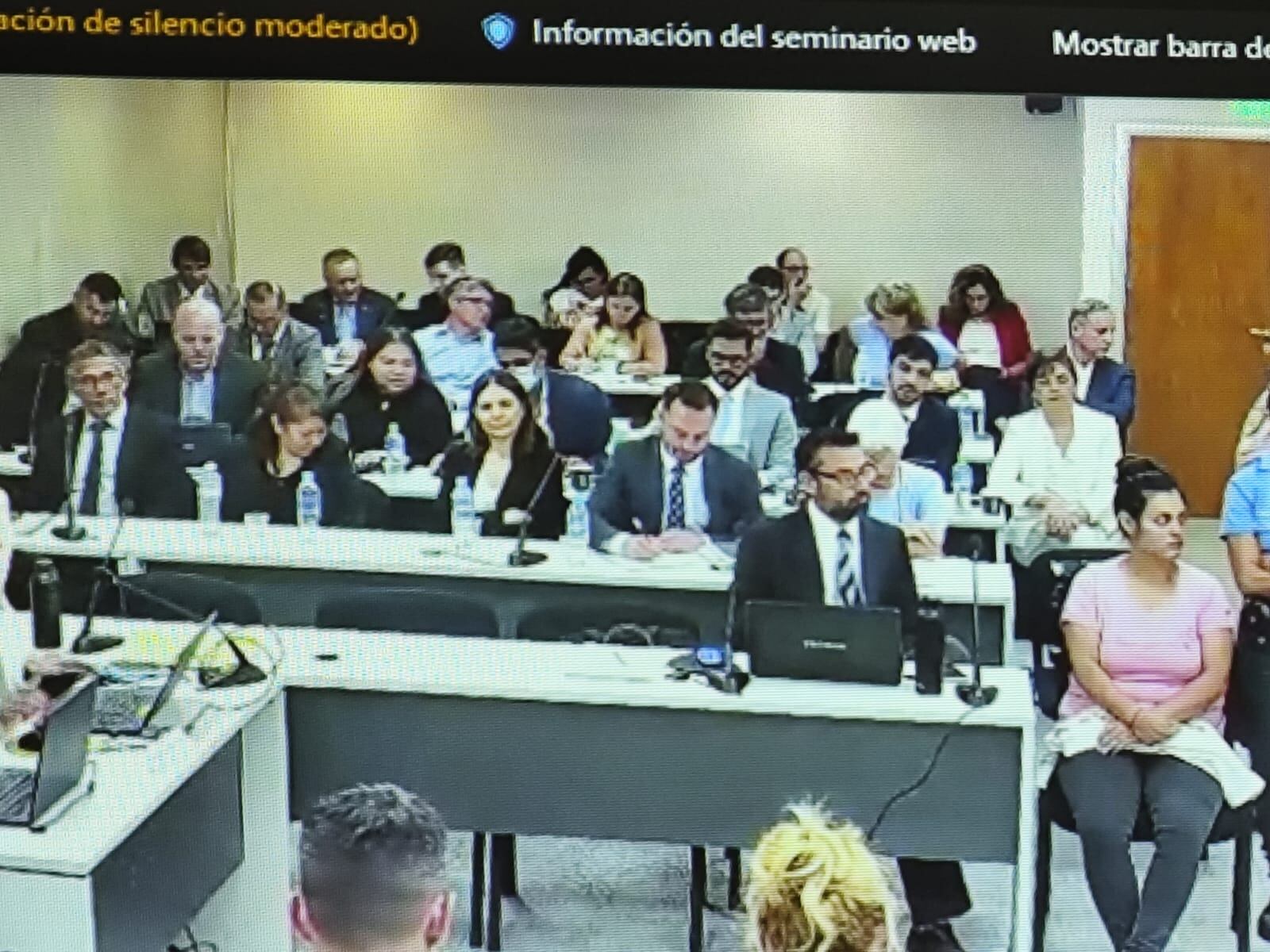 Brenda Agüero sigue las declaraciones y, cada tanto, toma anotaciones