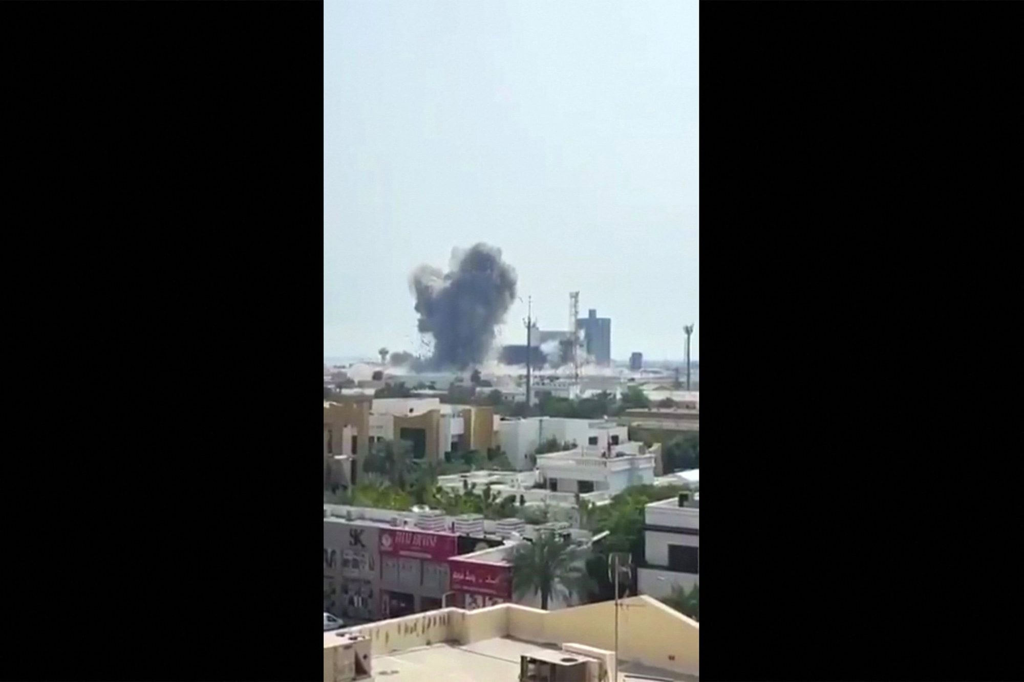 Una densa columna de humo se elevó desde el centro de Teherán tras las detonaciones (Photo by various sources / AFP)