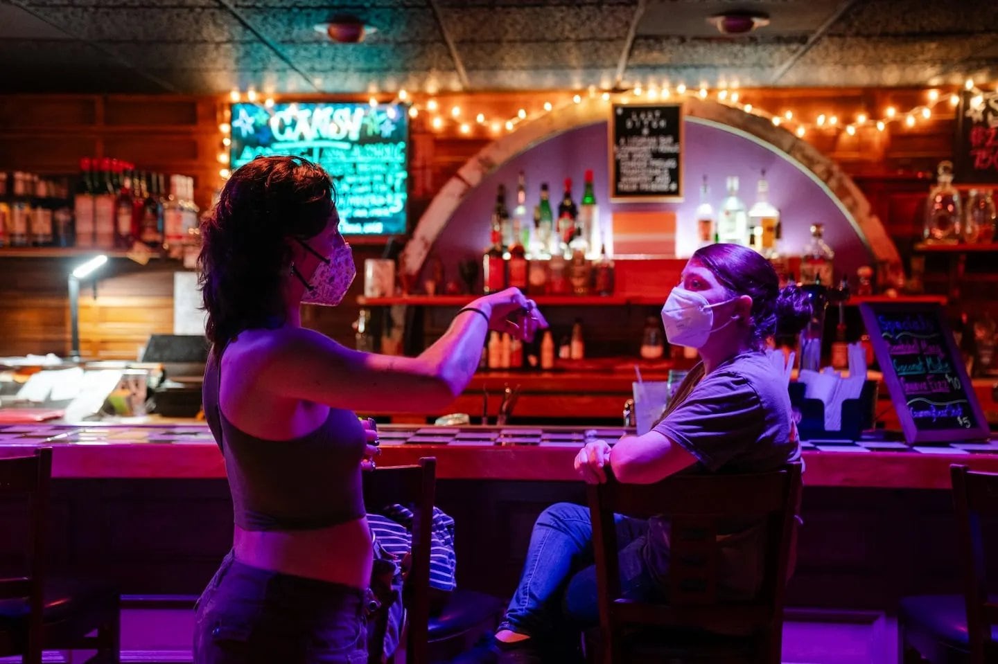 Un bar lésbico, una regla sobre los barbijos y una insólita disputa que llegó hasta el Congreso de EE.UU.