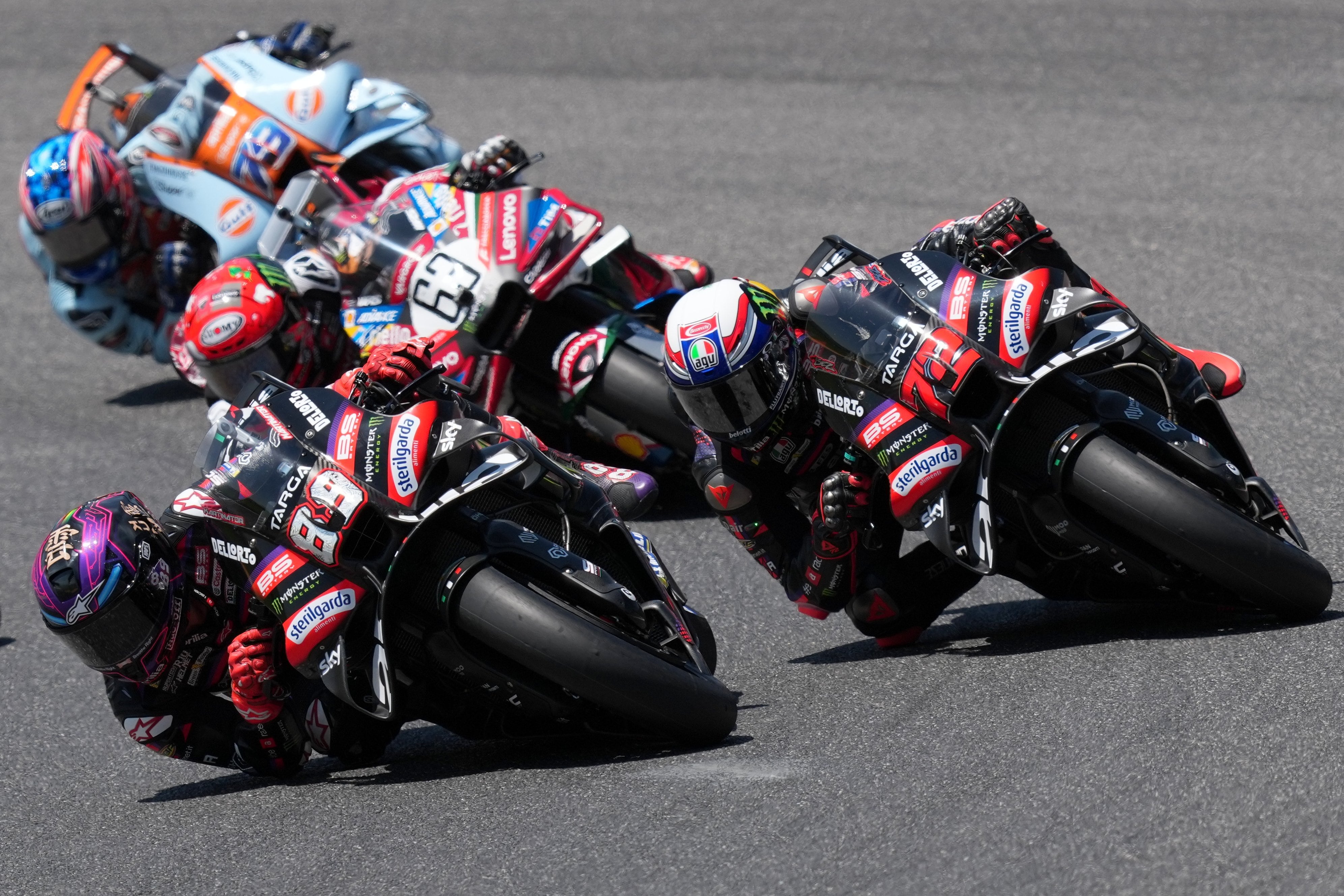 La agenda de la TV del viernes: los ensayos de la Fórmula 1 en Austin, la fecha 14 del Clausura y fútbol de Europa 7 El español Jorge Martín (izquierda) busca consolidarse como líder del Mundial de MotoGP (AP Photo/Antonio Calanni)