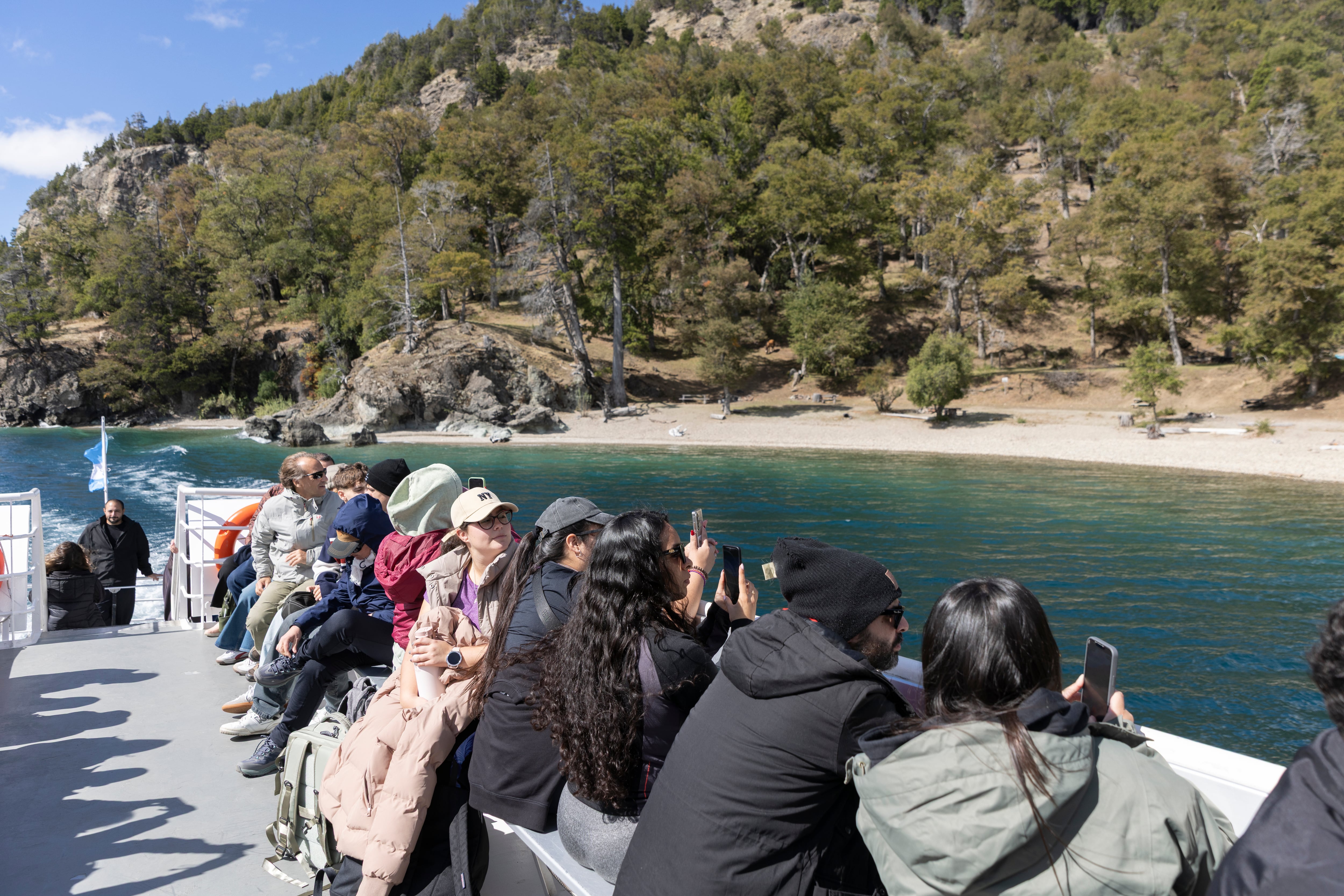 Desde Naviera Lácar & Nonthue coordinan excursiones de todo el día.