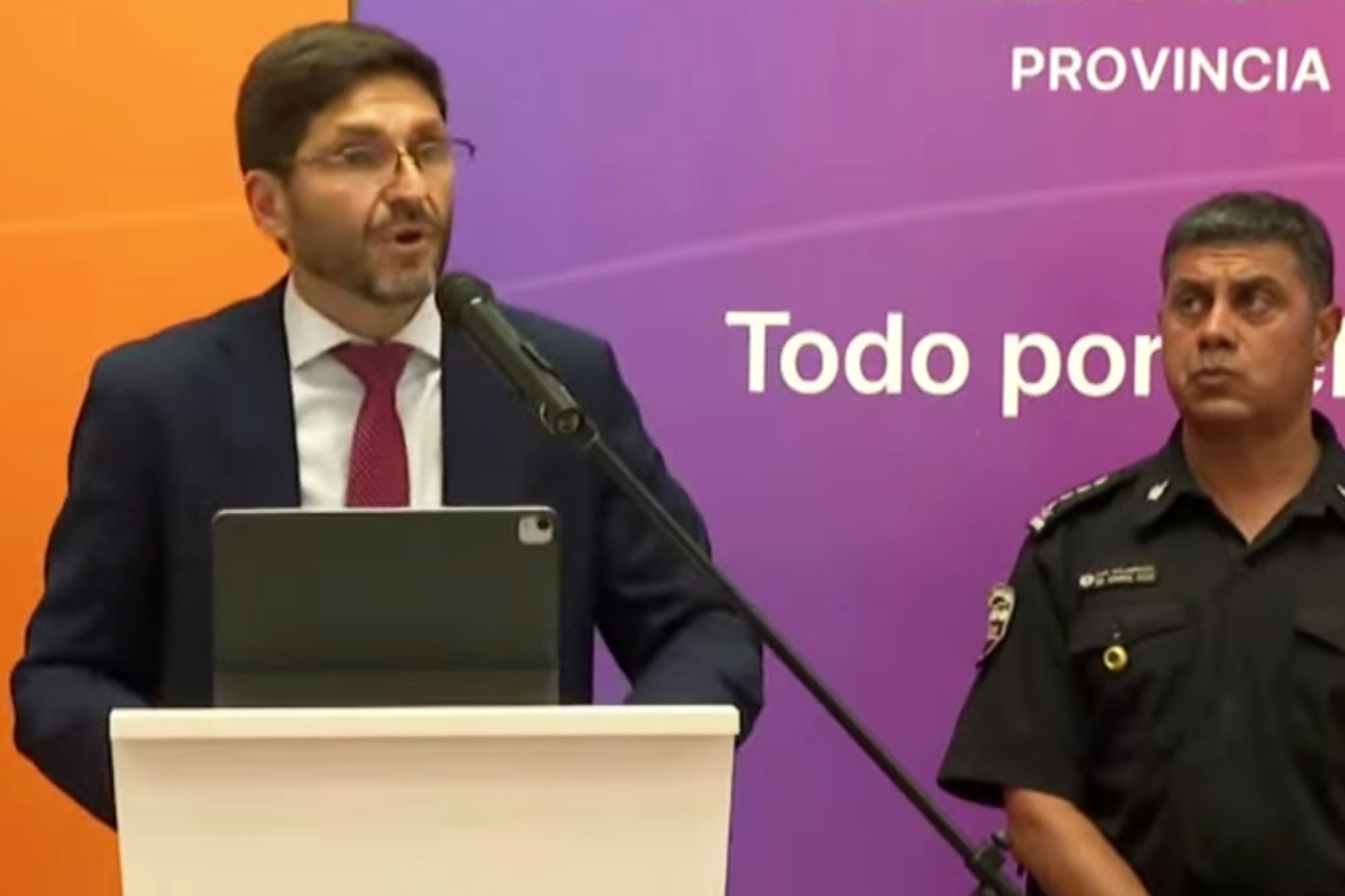 Protesta uniformada en Rosario: el gobierno de Santa Fe se comprometió a pagar a los policías un sueldo mínimo de $1.350.000