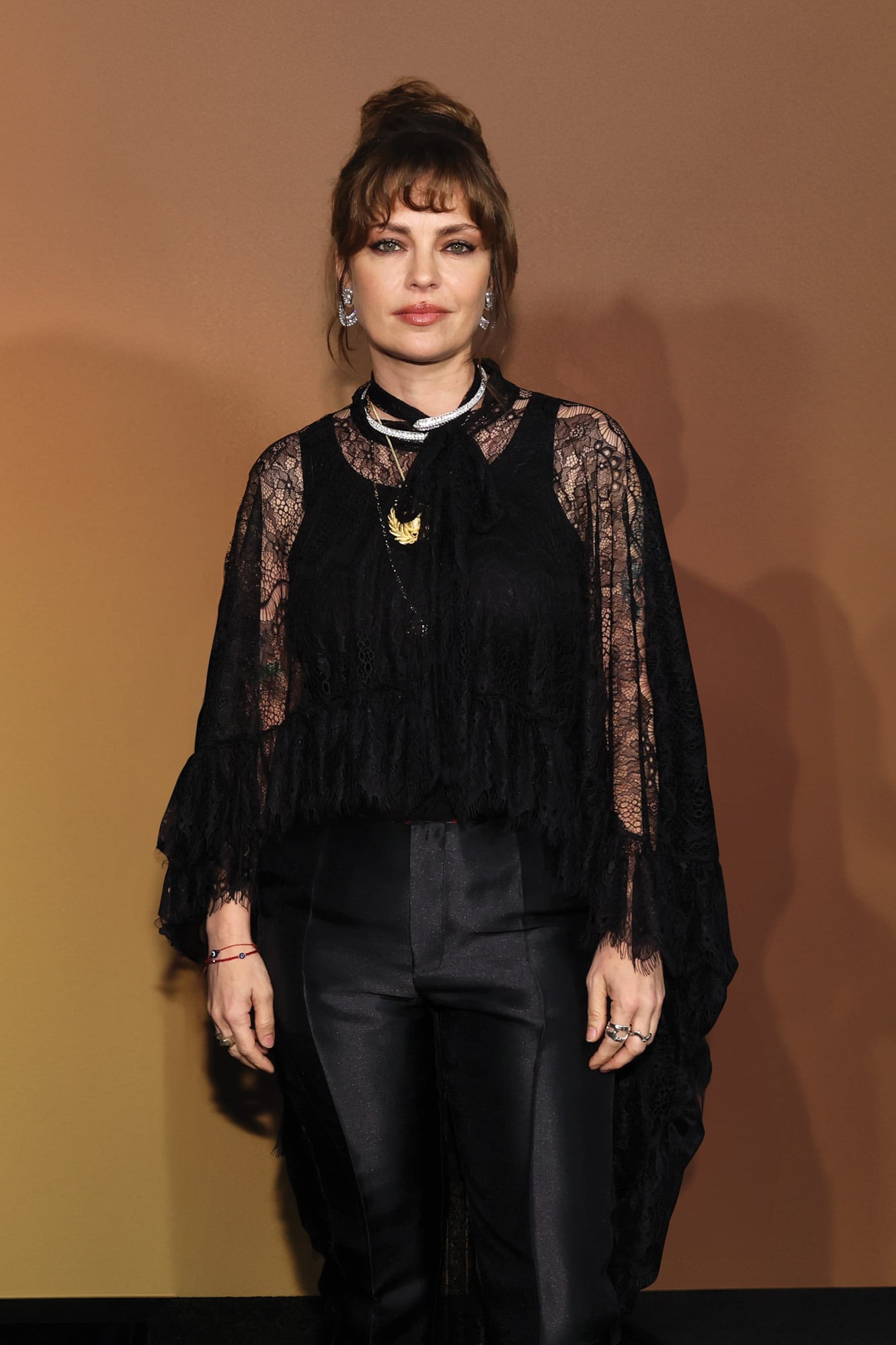 Dolores
Fonzi, cuya película, Belén,
fue seleccionada para
competir en la próxima
edición de los premios Oscar,
eligió un conjunto de encaje
de la firma Pasado-Presente
que combinó con gargantilla
y pendientes de Swarovski y
collar de Eugenia Katz con el
escudo argentino