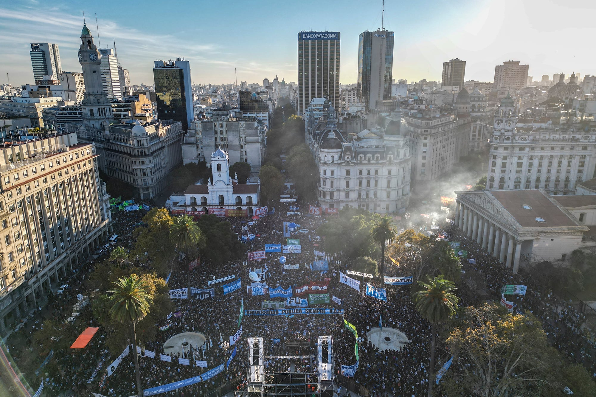 Cuarta marcha federal por la educacion pública universitaria apunta a que la administración de Javier Milei cumpla la Ley de Financiamiento Universitario, que busca garantizar los fondos. Marcha del Congreso a Plaza de Mayo