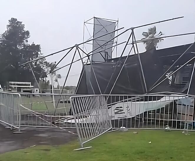 Parte del escenario cedió