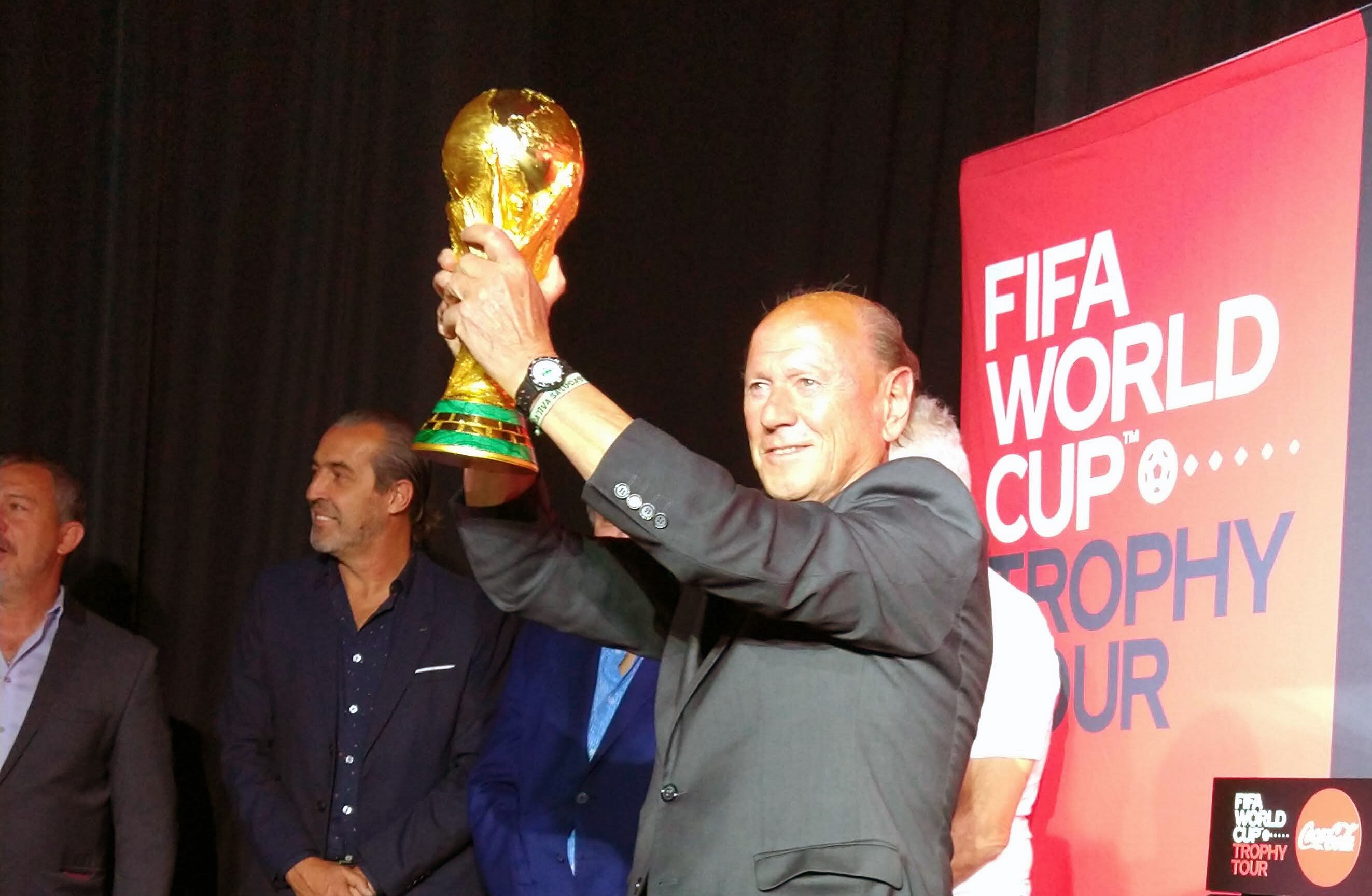 Durante un tributo a los campeones del mundo; en sus manos, el trofeo que conquistó en 1978