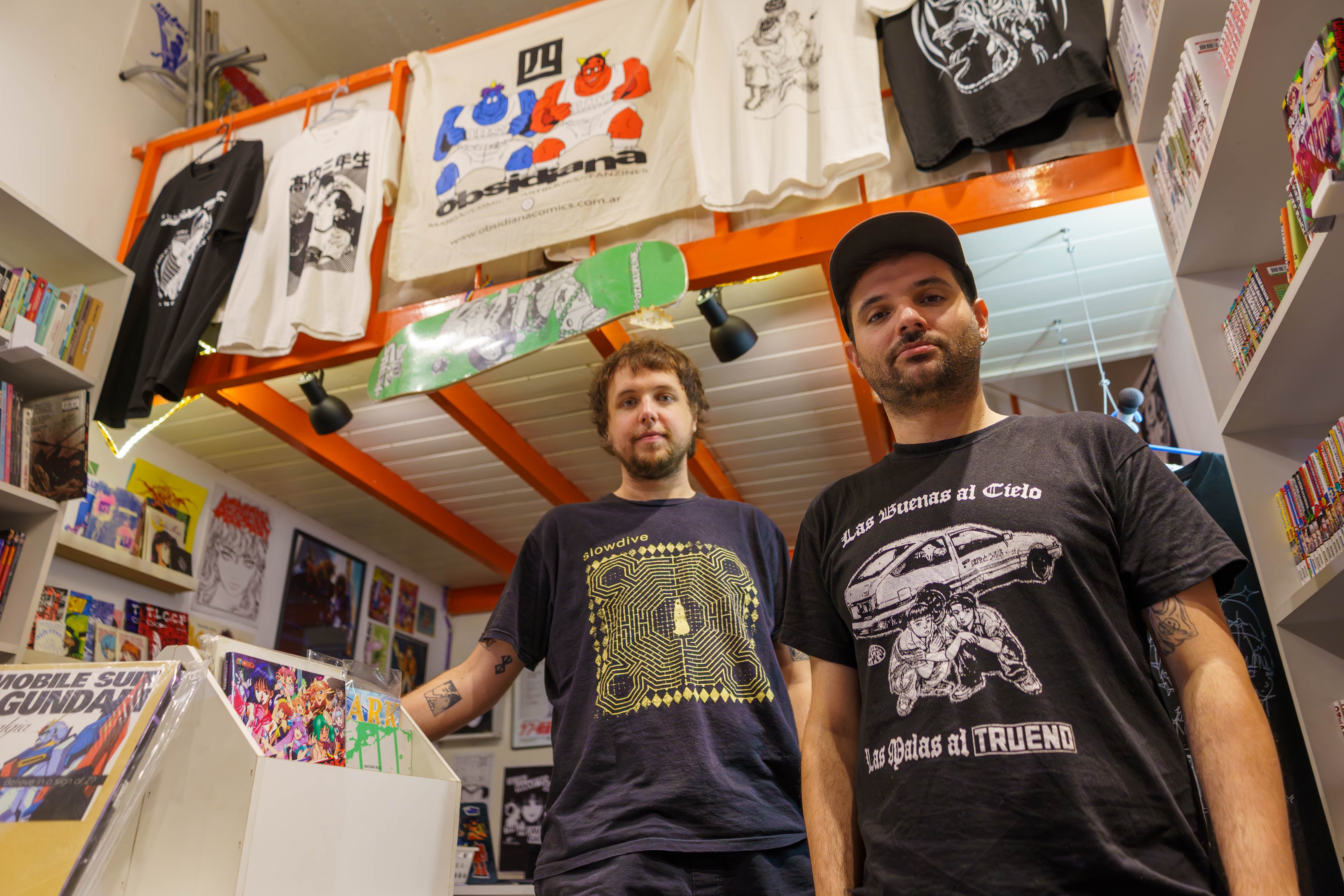 Los locales de historietas se reinventan con la cultura japonesa para sobrellevar la recesión 10 Lucas (32) y Emilio (37), al mando de la comiquería que soñaron