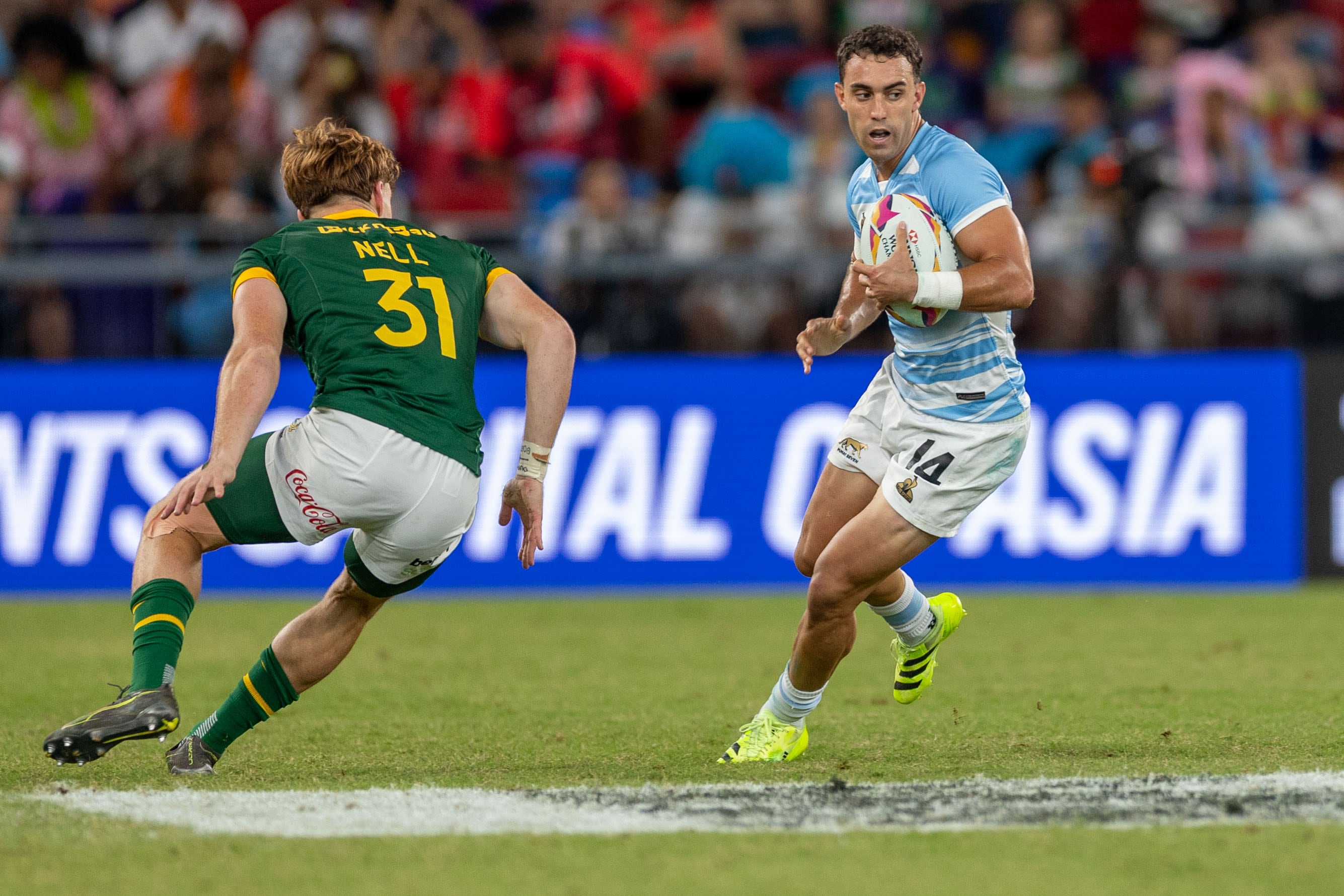 Joaquín Pellandini encabeza un ataque de los Pumas y el sudafricano Nell se interpone en su camino; los Pumas 7s cayeron ante los Springboks en el Seven de Hong Kong
