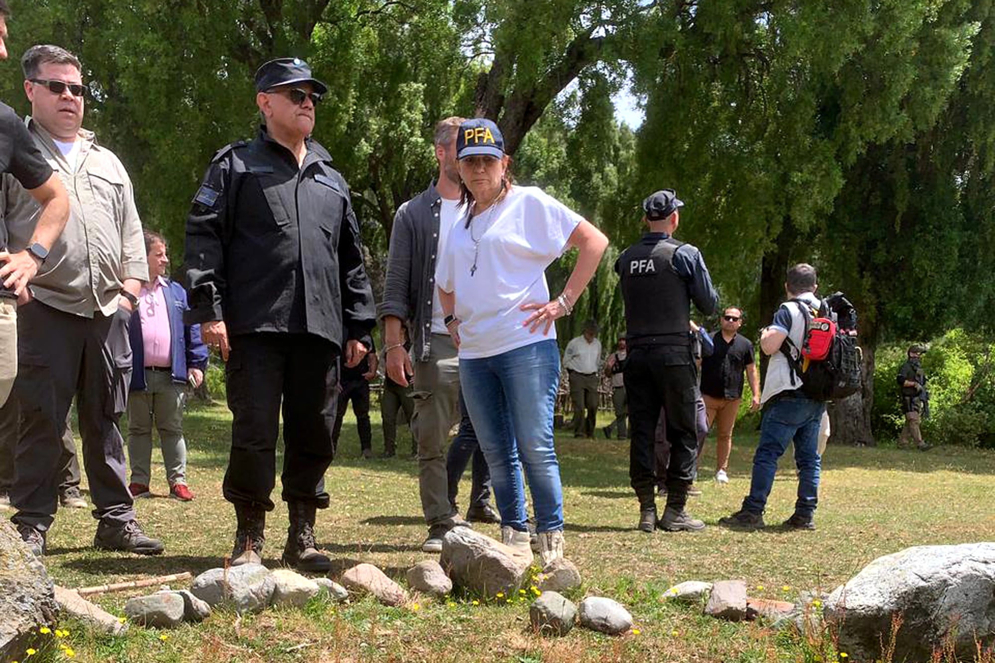 Patricia Bullrich, durante un operativo de desalojo en el Parque Nacional Los Alerces.