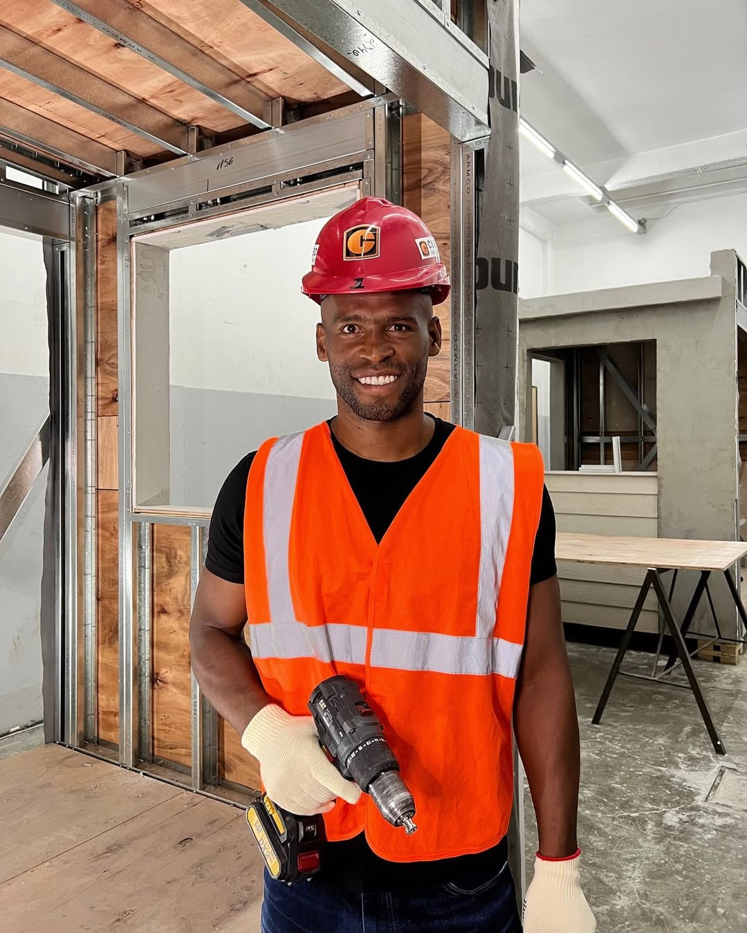 Ribair Rodríguez con un taladro en el curso de construcción en seco de CECATEC