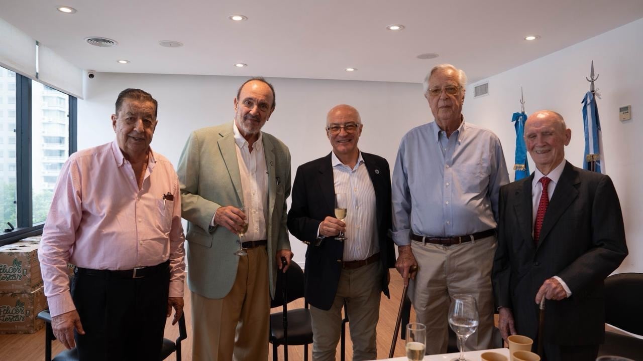 En el brindis de fin de año en la asociación Alberto Guil, Alfredo Gusmán, Amadeo Derito, Carlos Guerrero y Martín Lizaso Bilbao
