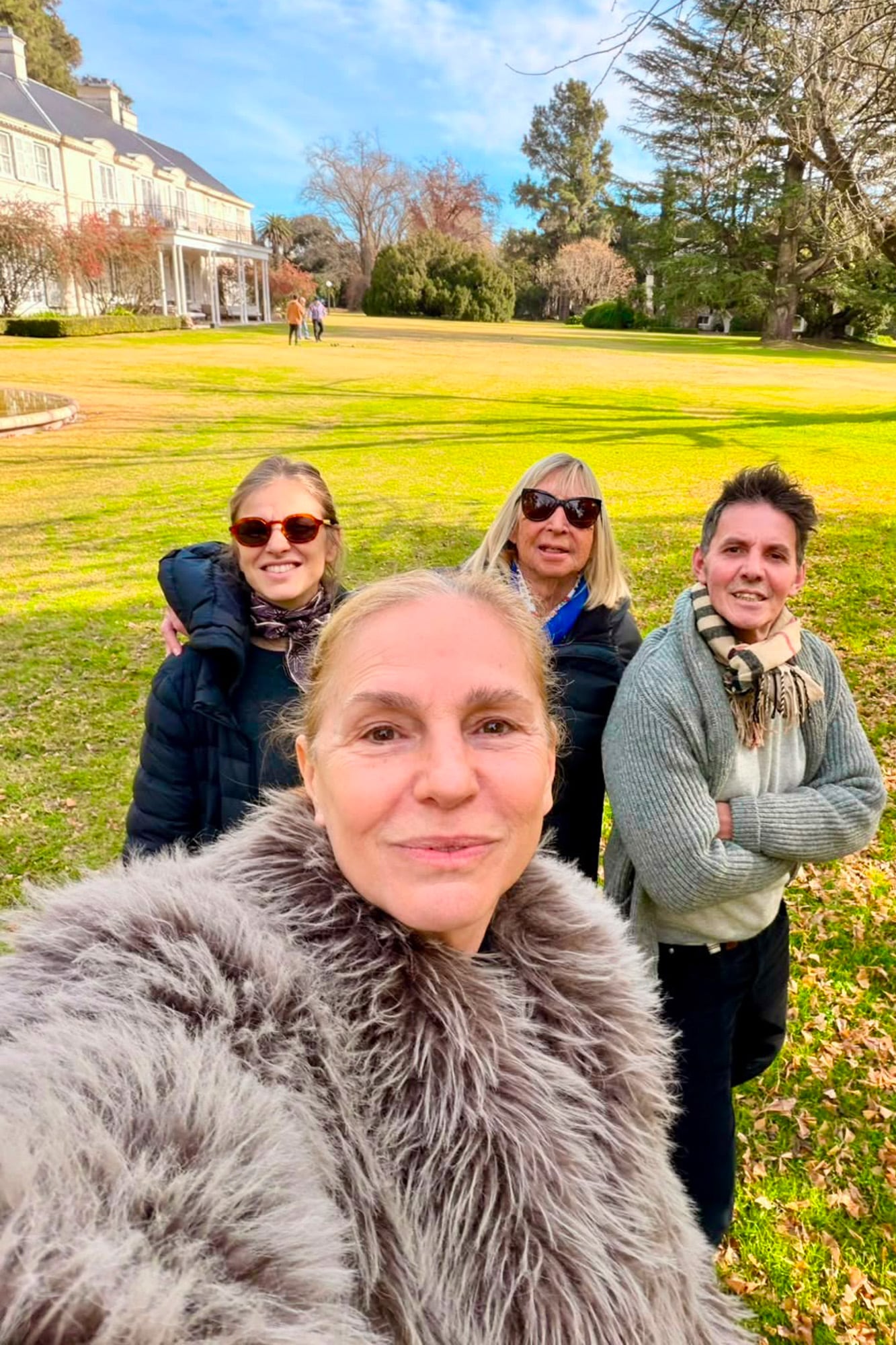 Ginette Reynal saca una selfie de recuerdo con el casco de La Concepción de fondo